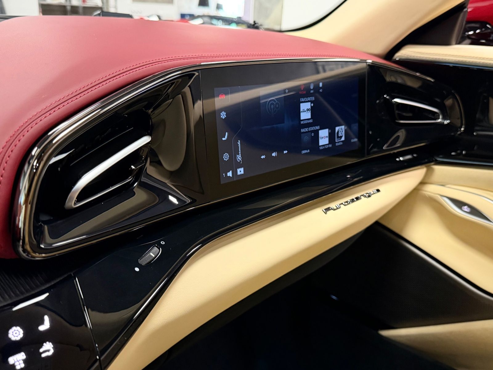 Fahrzeugabbildung Ferrari PUROSANGUE V12 RED EXT CREMA INT CARBON FULLOPT!