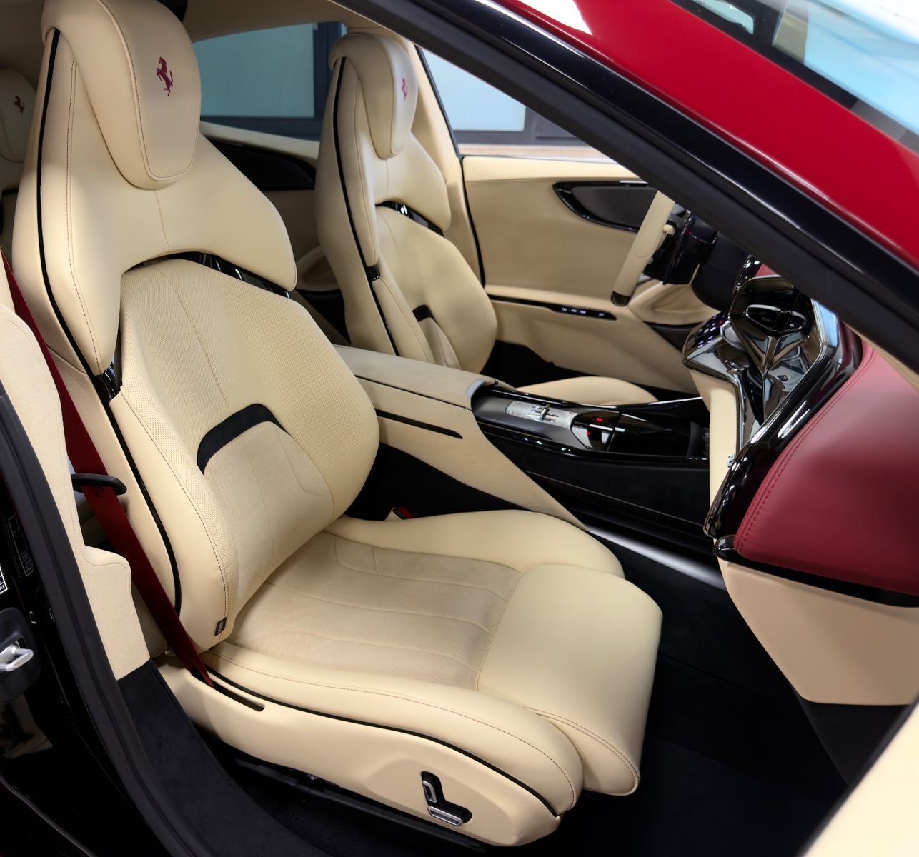 Fahrzeugabbildung Ferrari PUROSANGUE V12 RED EXT CREMA INT CARBON FULLOPT!