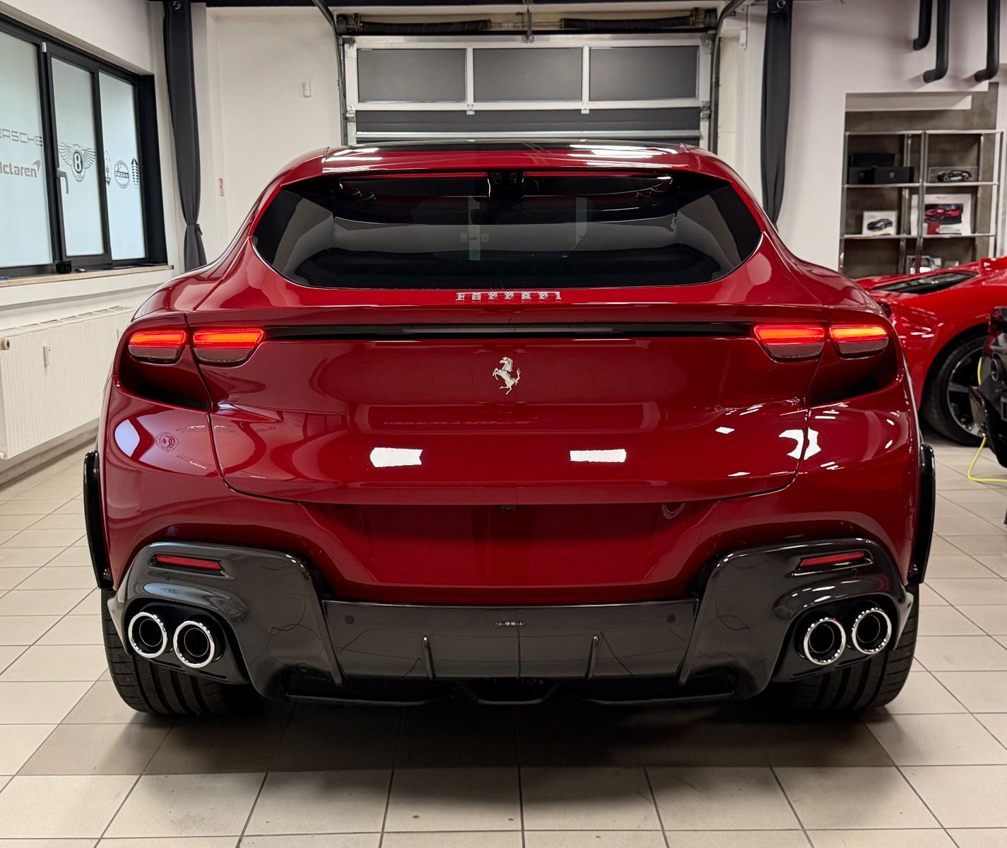 Fahrzeugabbildung Ferrari PUROSANGUE V12 RED EXT CREMA INT CARBON FULLOPT!