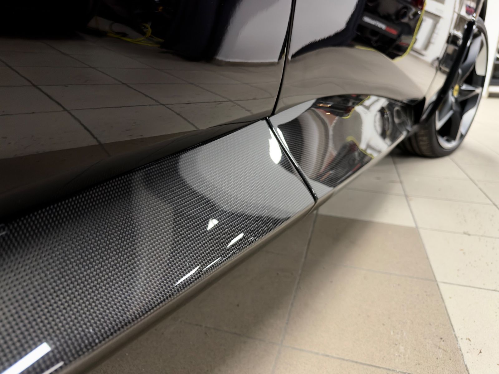 Fahrzeugabbildung Ferrari PUROSANGUE CARBON EXT&INT MASSAGE PANO MY26 FULL