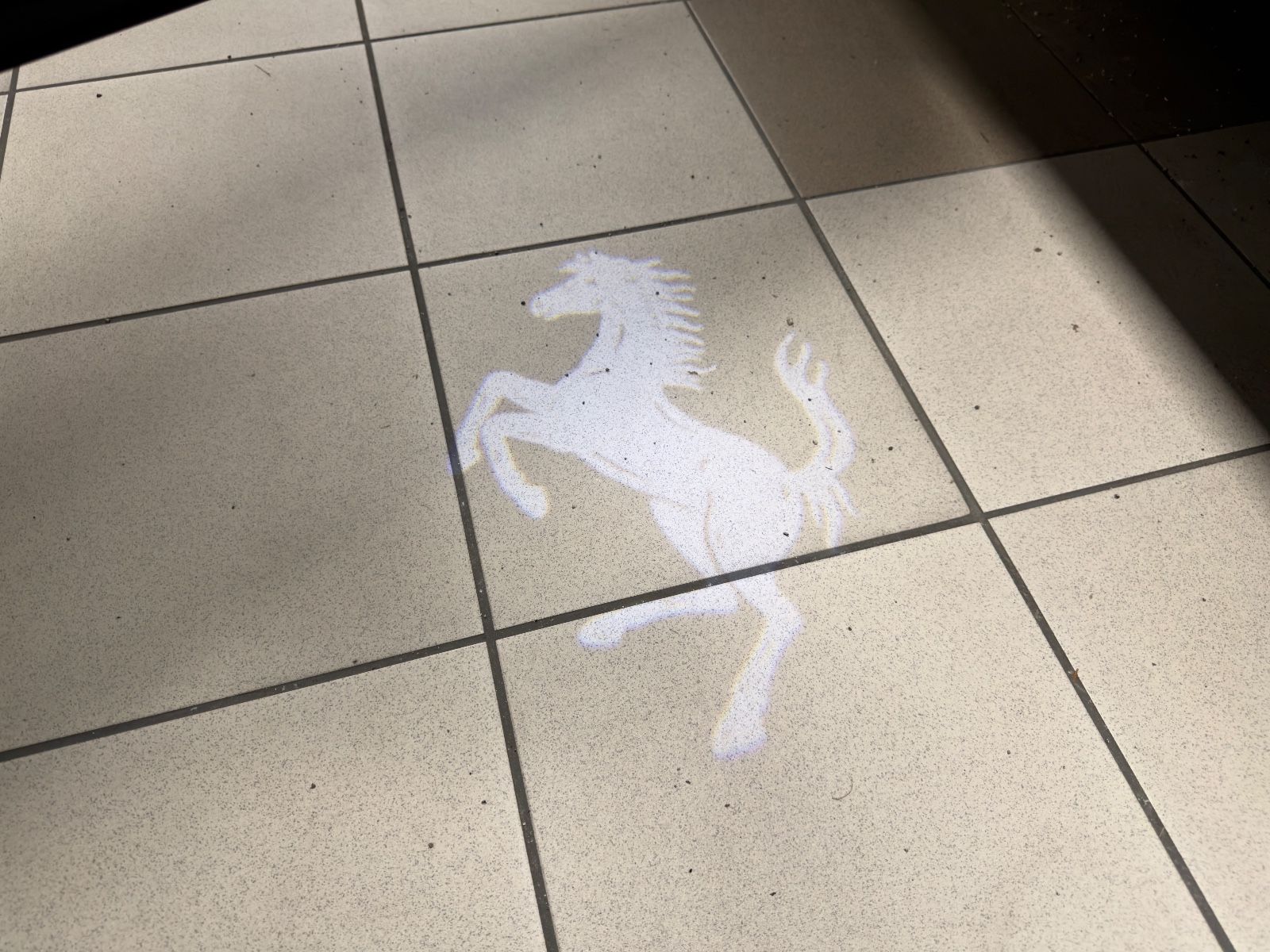 Fahrzeugabbildung Ferrari PUROSANGUE CARBON EXT&INT MASSAGE PANO MY26 FULL