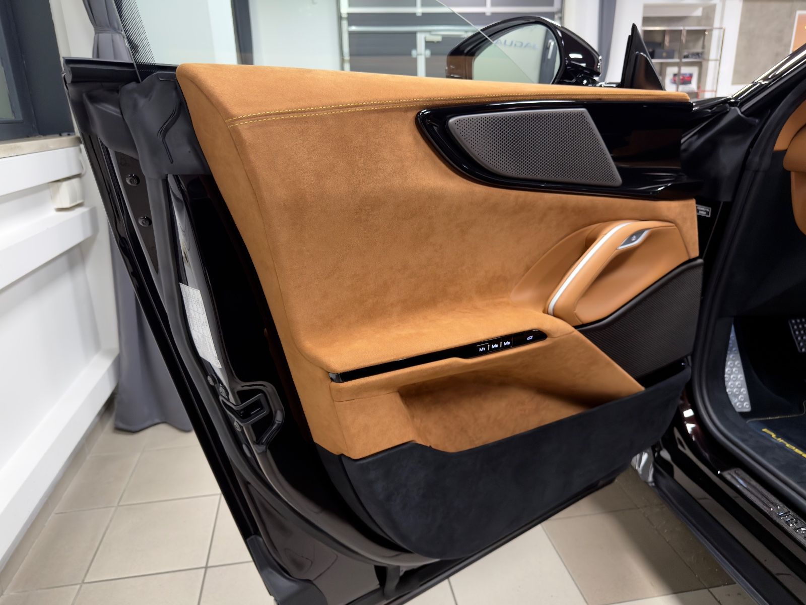 Fahrzeugabbildung Ferrari PUROSANGUE CARBON EXT&INT MASSAGE PANO MY26 FULL