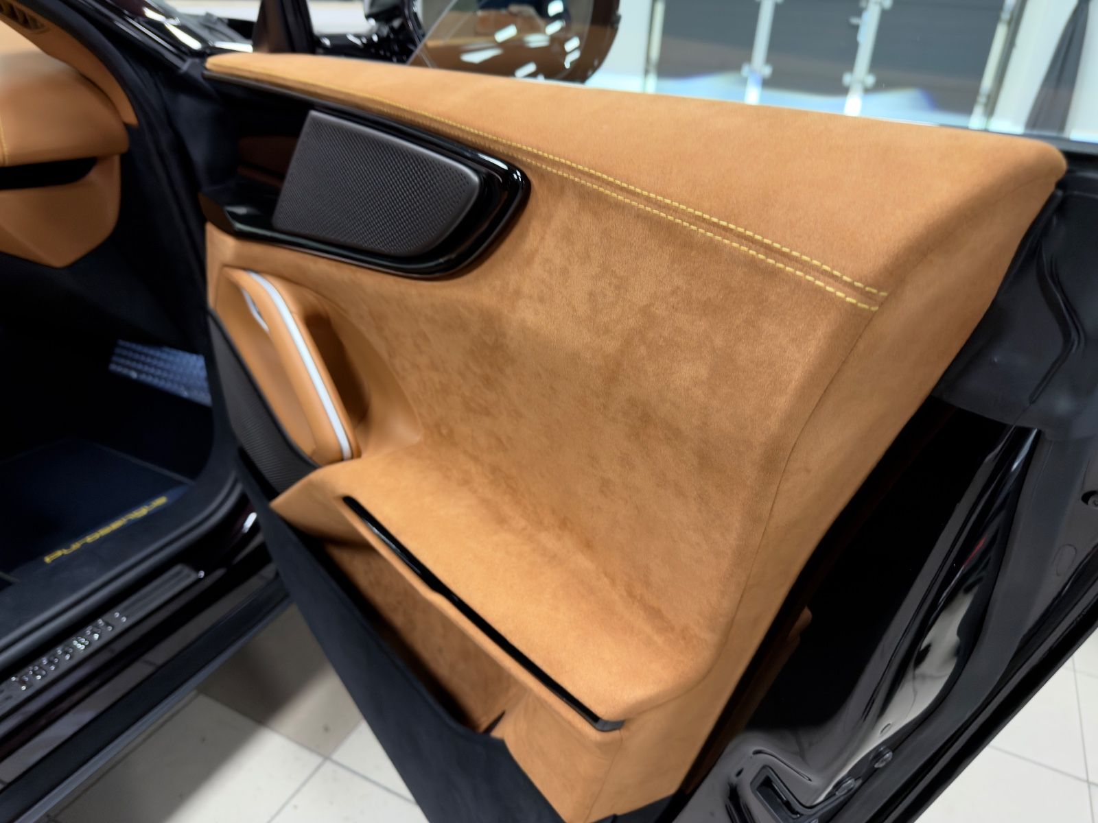 Fahrzeugabbildung Ferrari PUROSANGUE CARBON EXT&INT MASSAGE PANO MY26 FULL