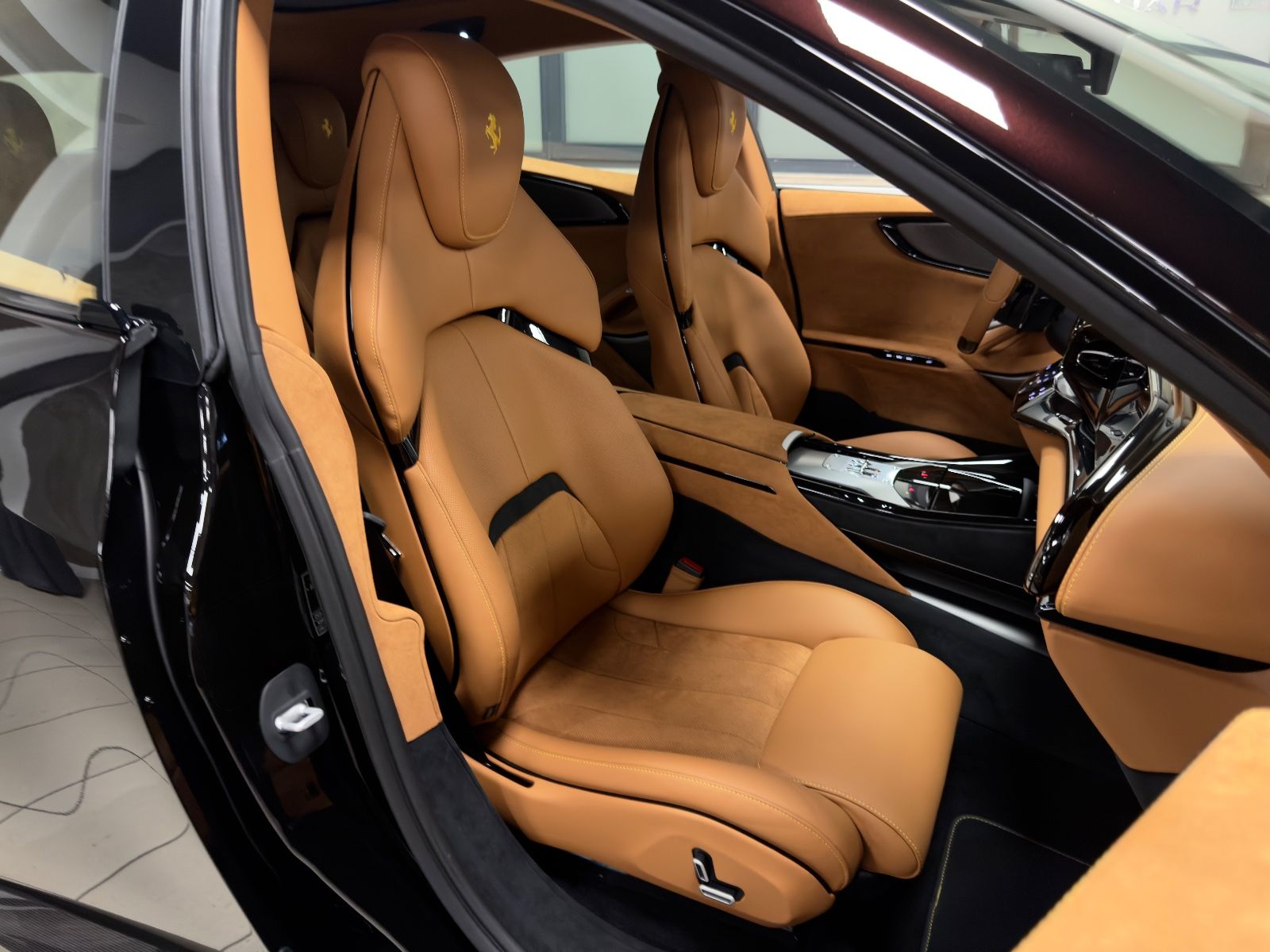 Fahrzeugabbildung Ferrari PUROSANGUE CARBON EXT&INT MASSAGE PANO MY26 FULL