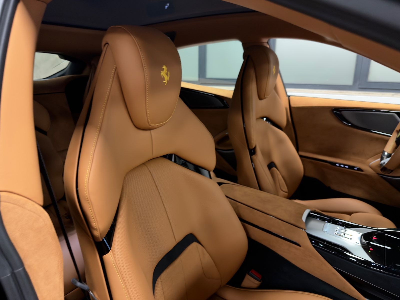 Fahrzeugabbildung Ferrari PUROSANGUE CARBON EXT&INT MASSAGE PANO MY26 FULL