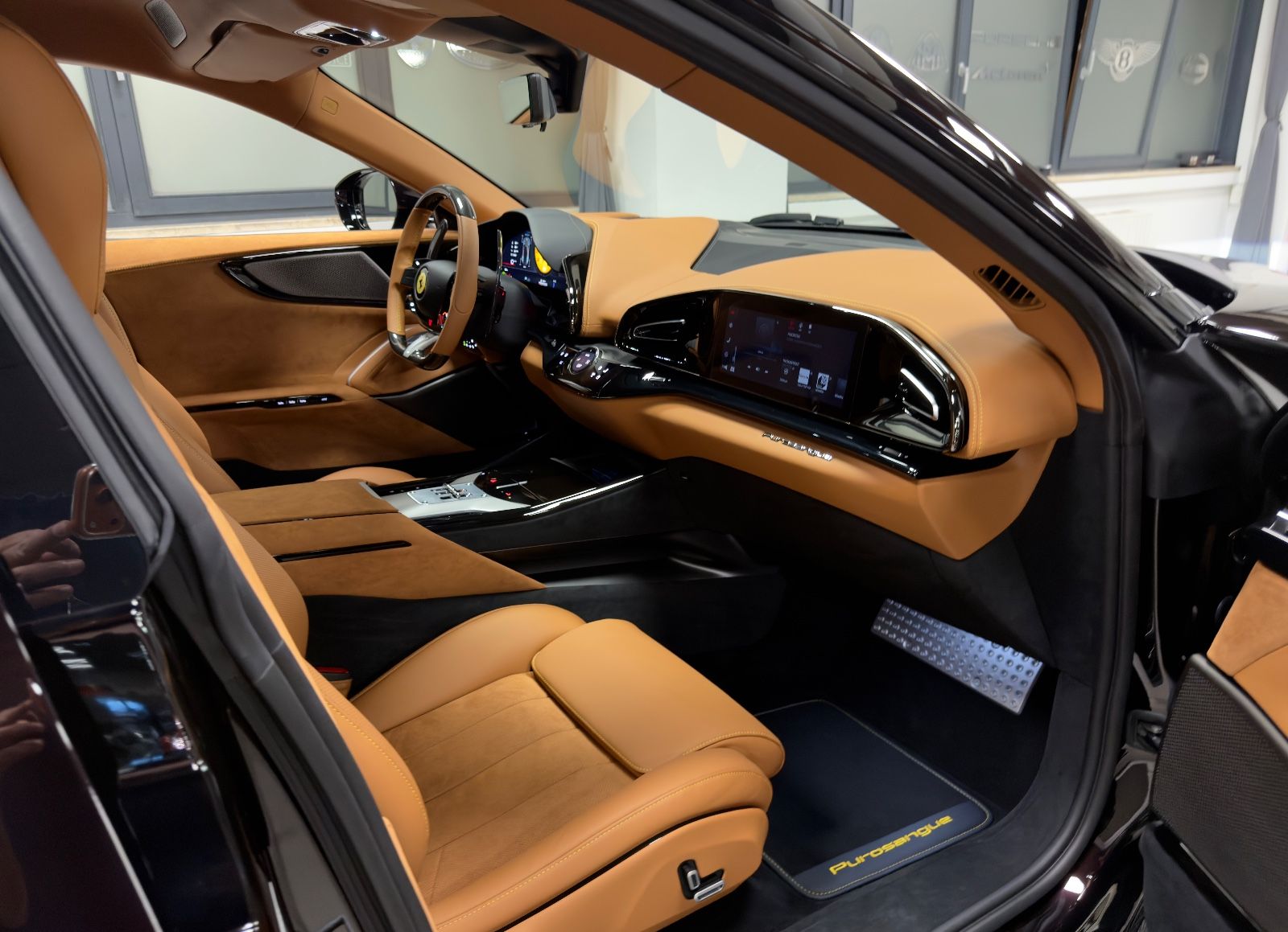 Fahrzeugabbildung Ferrari PUROSANGUE CARBON EXT&INT MASSAGE PANO MY26 FULL