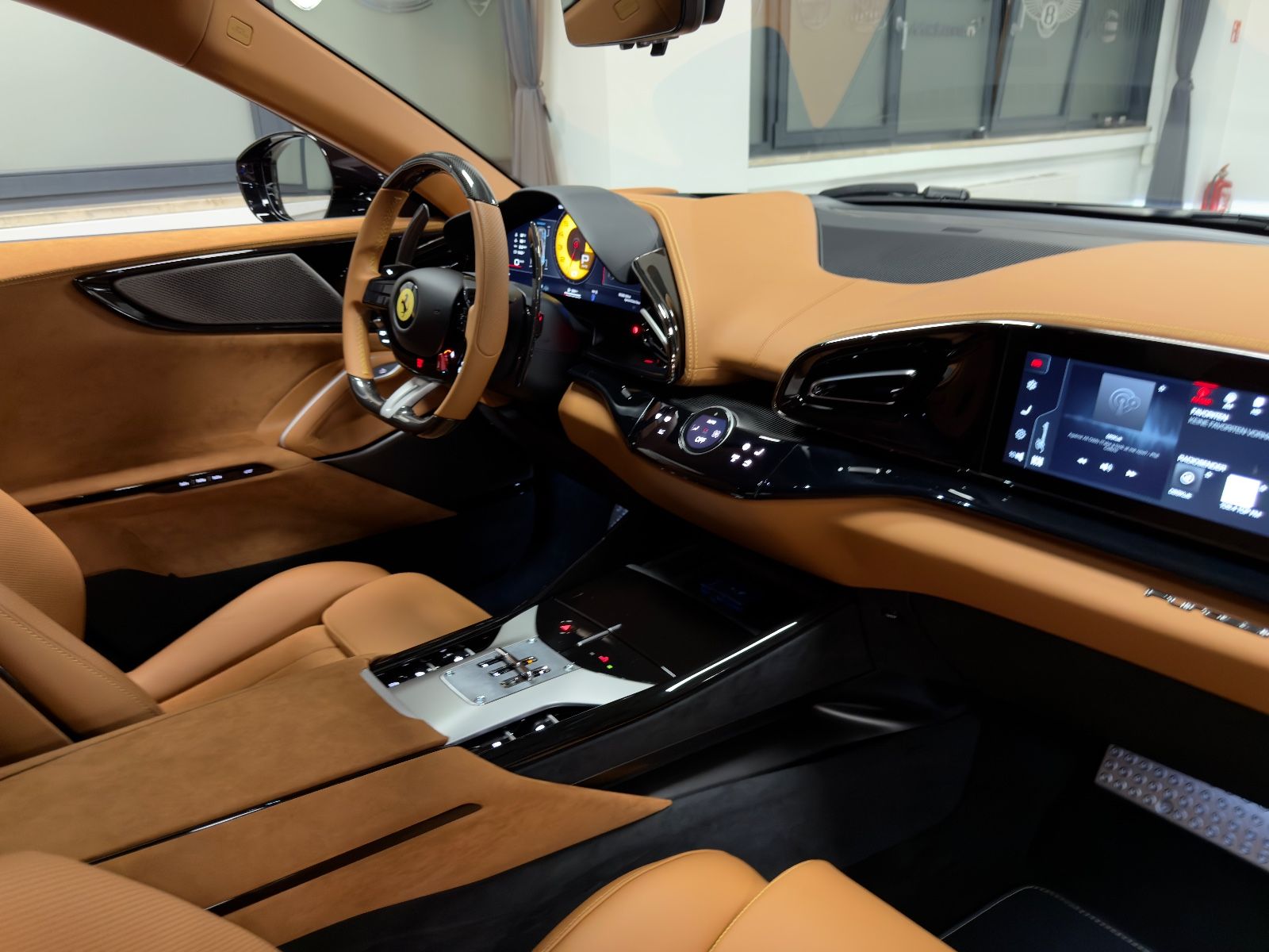 Fahrzeugabbildung Ferrari PUROSANGUE CARBON EXT&INT MASSAGE PANO MY26 FULL