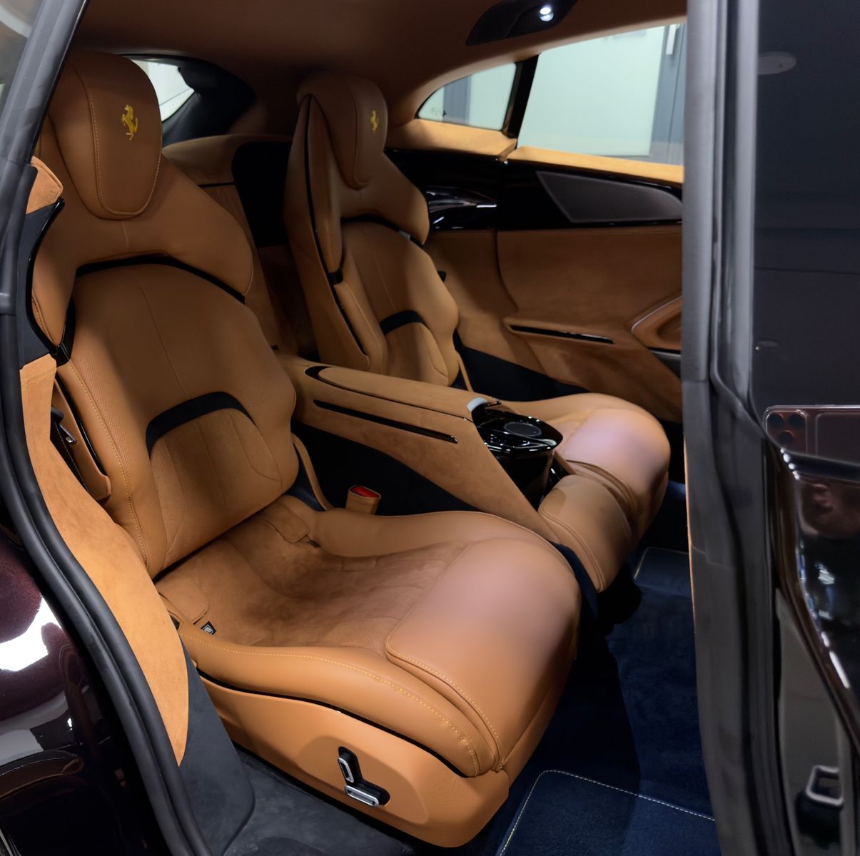 Fahrzeugabbildung Ferrari PUROSANGUE CARBON EXT&INT MASSAGE PANO MY26 FULL