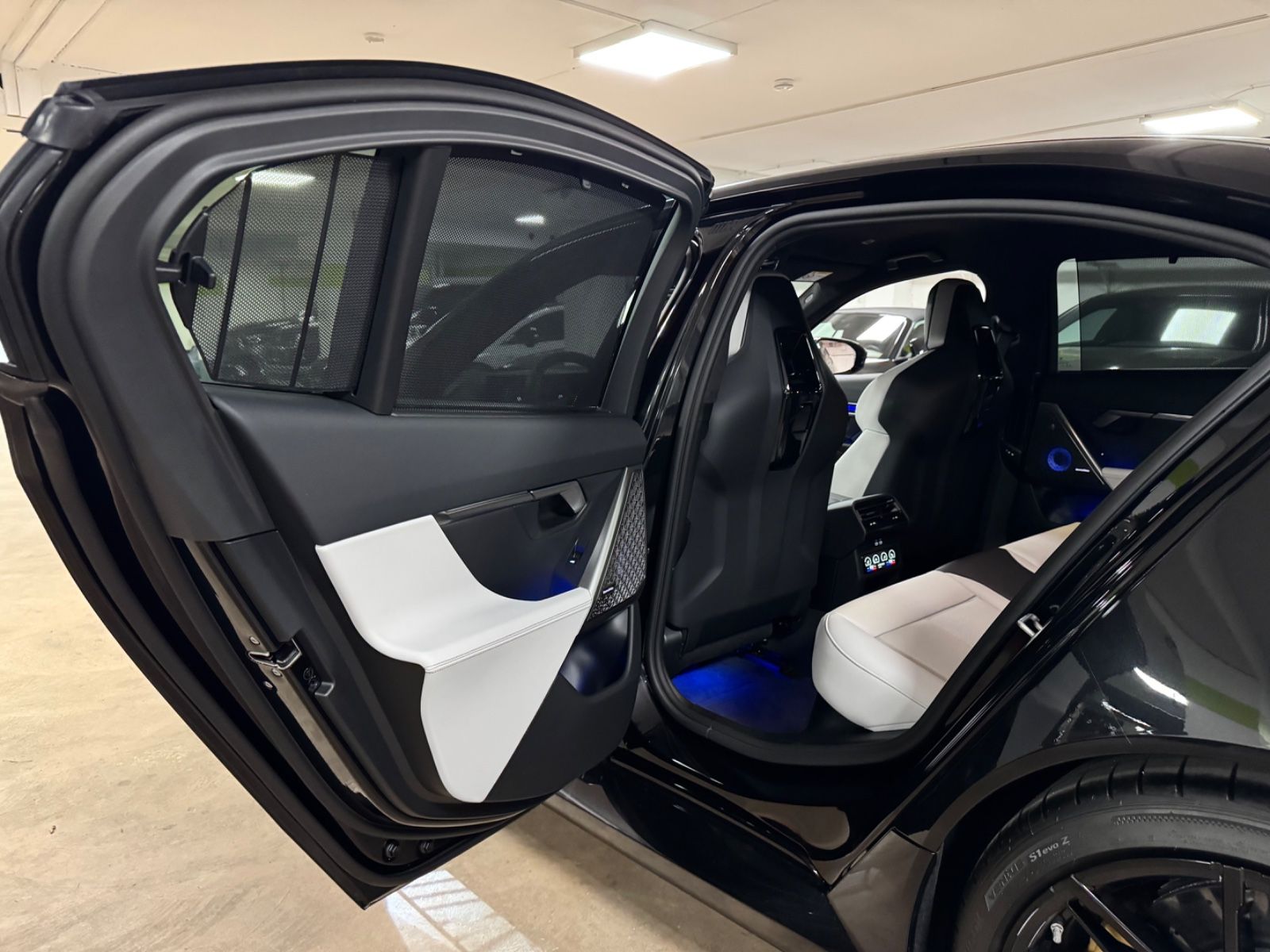 Fahrzeugabbildung BMW M5 ULTIMATE CERAMIC CARBON-INT&EXT B&W FULLOPT!