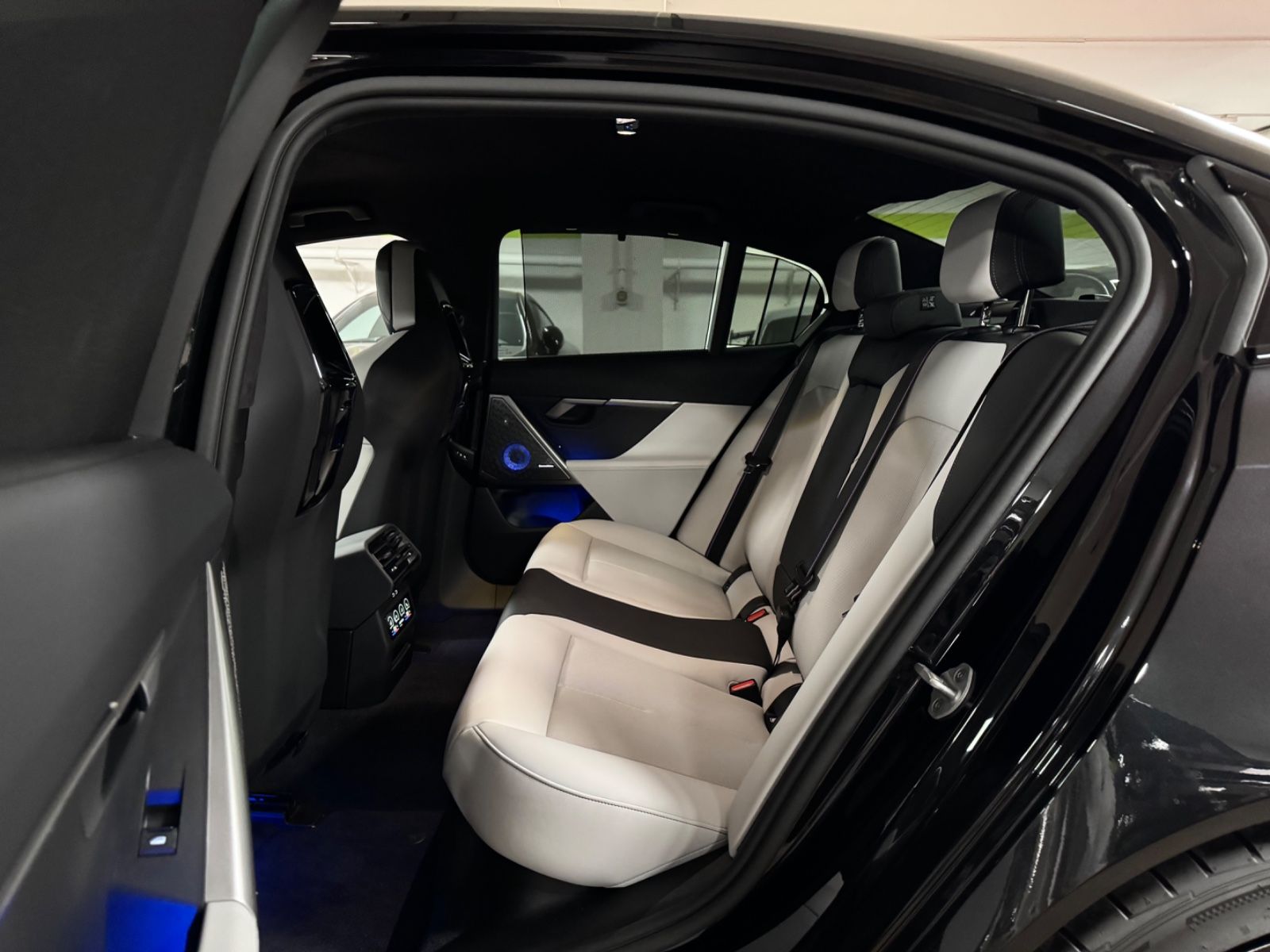 Fahrzeugabbildung BMW M5 ULTIMATE CERAMIC CARBON-INT&EXT B&W FULLOPT!