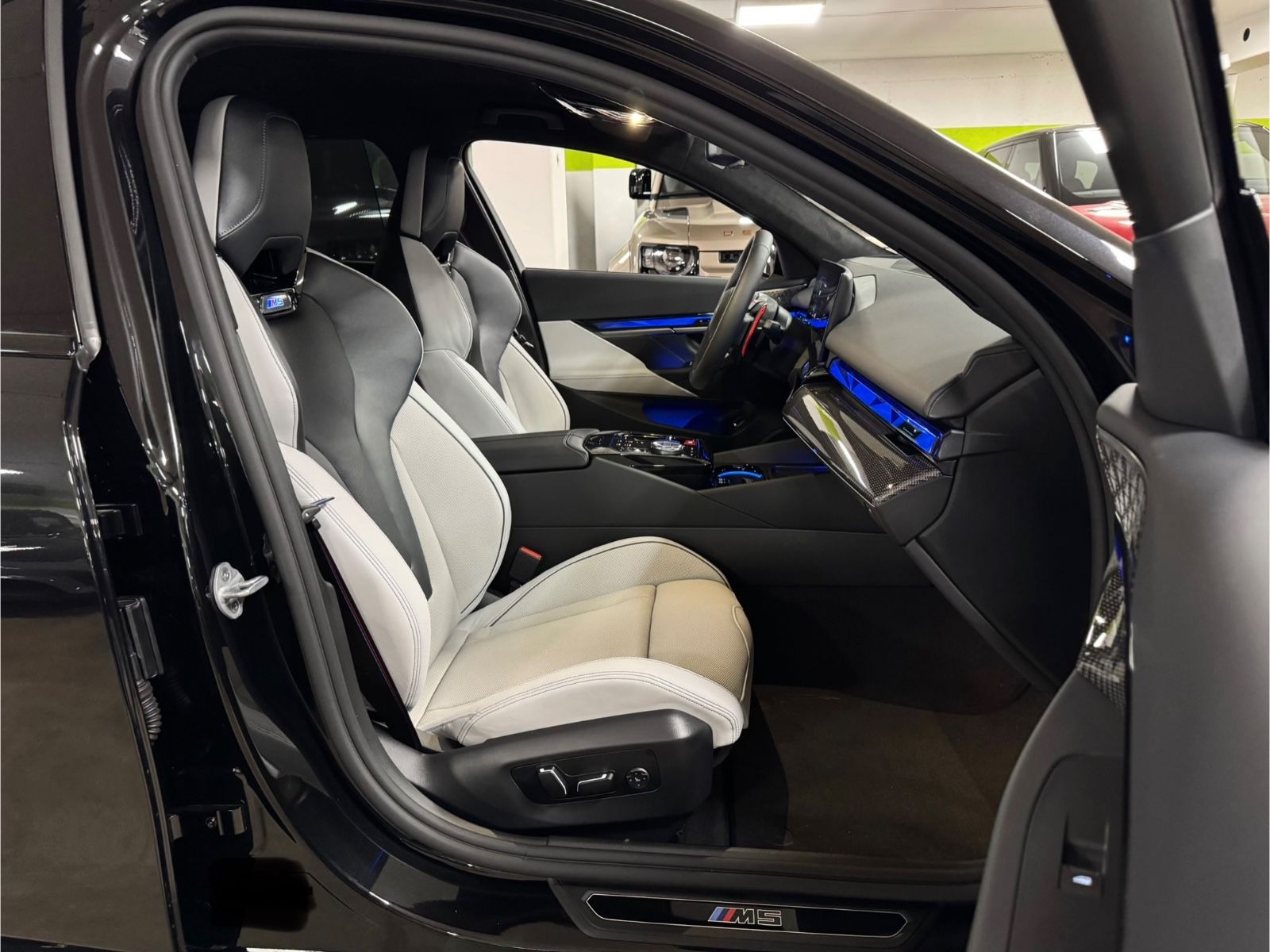 Fahrzeugabbildung BMW M5 ULTIMATE CERAMIC CARBON-INT&EXT B&W FULLOPT!