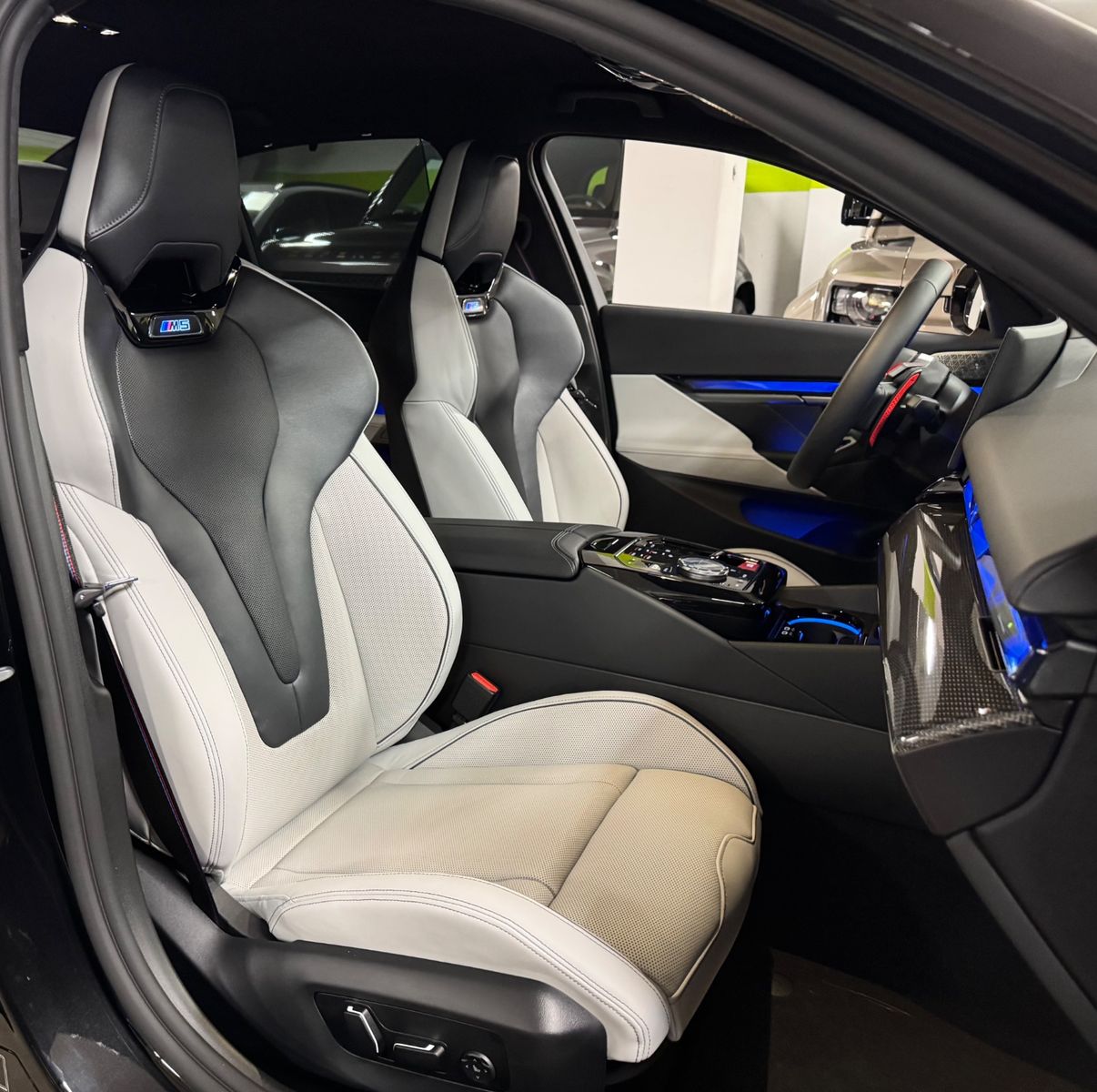 Fahrzeugabbildung BMW M5 ULTIMATE CERAMIC CARBON-INT&EXT B&W FULLOPT!