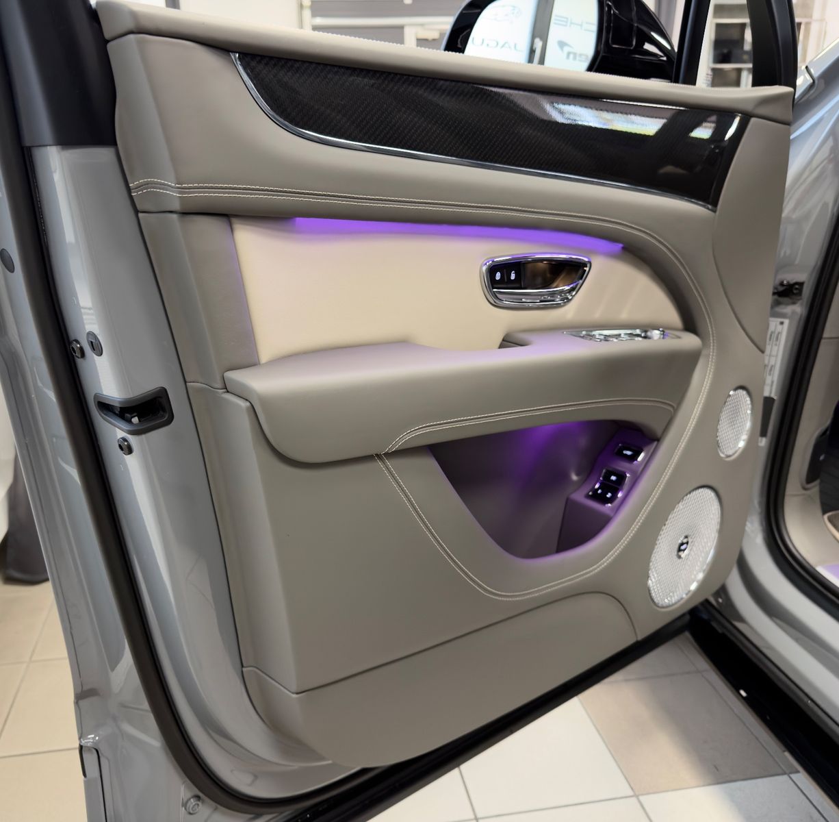 Fahrzeugabbildung Bentley BENTAYGA V8 S CARBON NAIM MASSAGE PANO FULL!