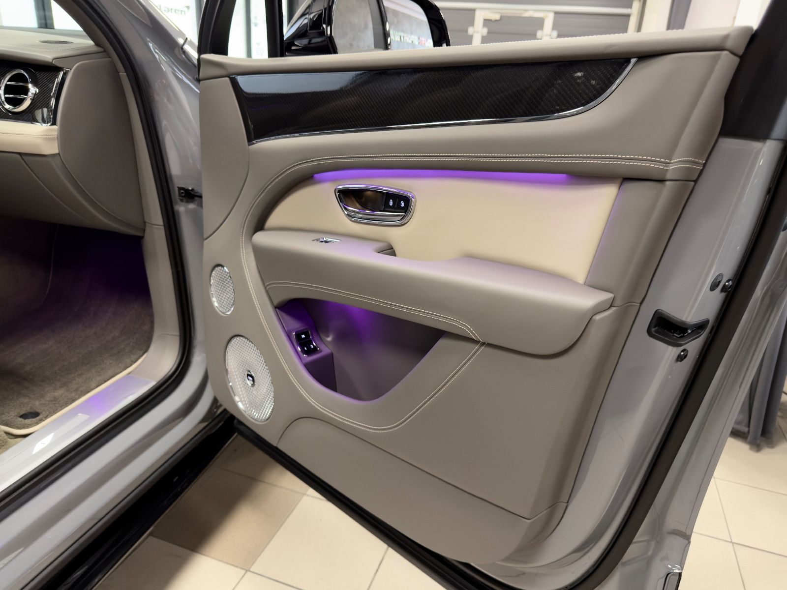 Fahrzeugabbildung Bentley BENTAYGA V8 S CARBON NAIM MASSAGE PANO FULL!