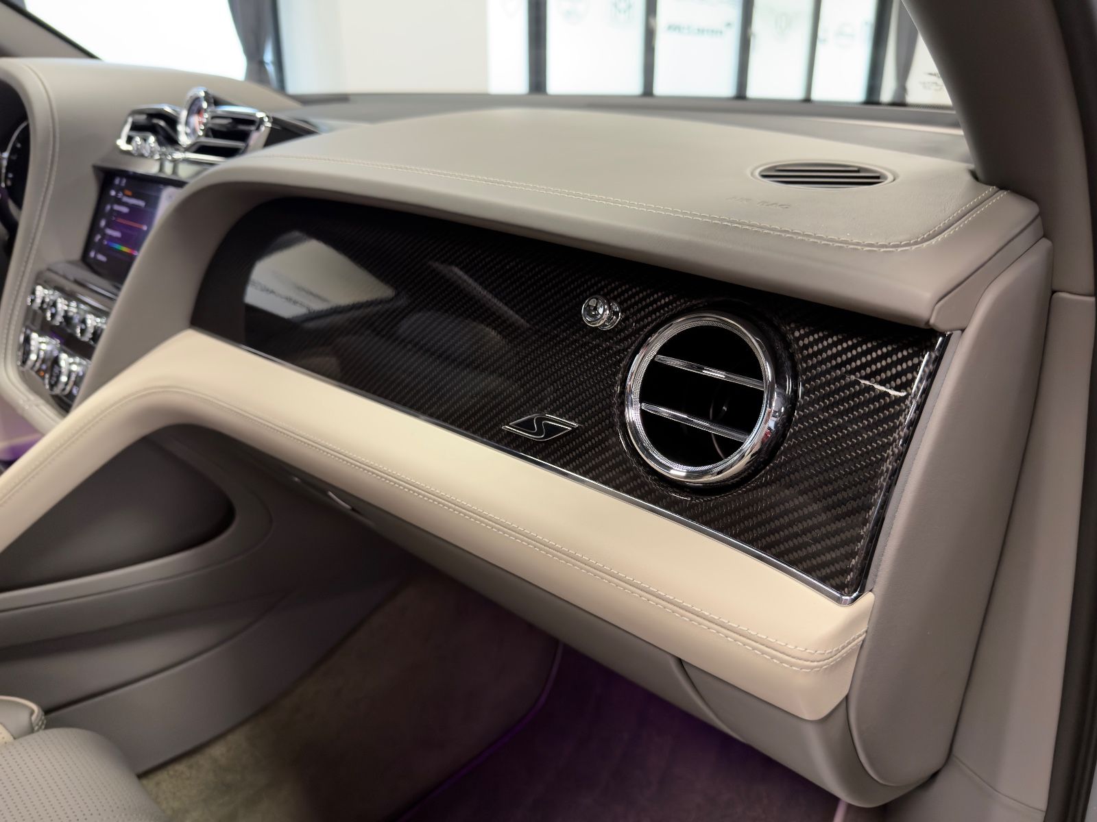 Fahrzeugabbildung Bentley BENTAYGA V8 S CARBON NAIM MASSAGE PANO FULL!