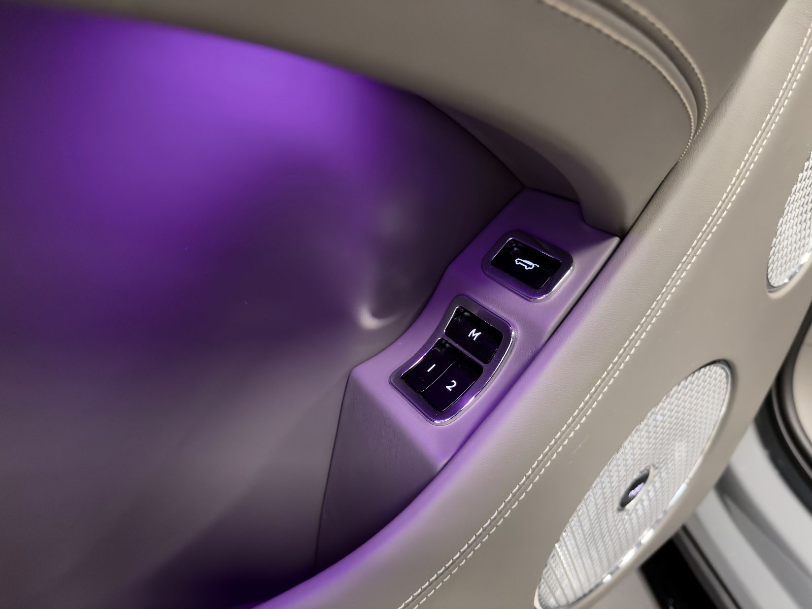 Fahrzeugabbildung Bentley BENTAYGA V8 S CARBON NAIM MASSAGE PANO FULL!