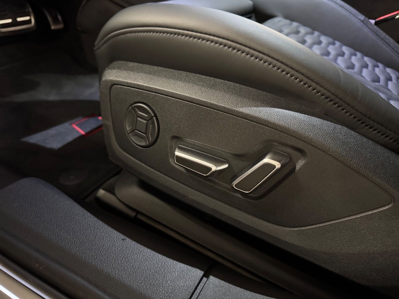 Fahrzeugabbildung Audi RS6 PERFORMANCE CARBON CERAMIC B&O PANO 25 FULL!