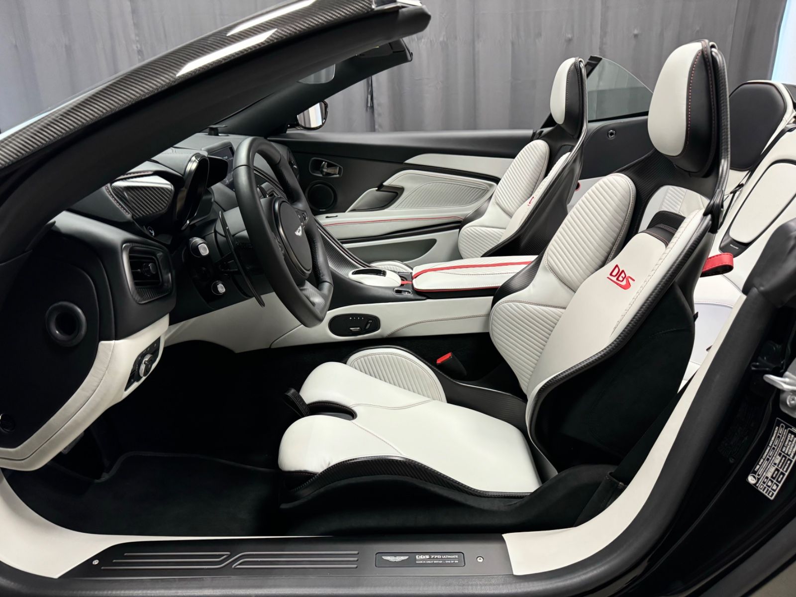 Fahrzeugabbildung Aston Martin DBS V12 770 ULTIMATE VOLANTE 1OF199 EXLUSIV NEW!