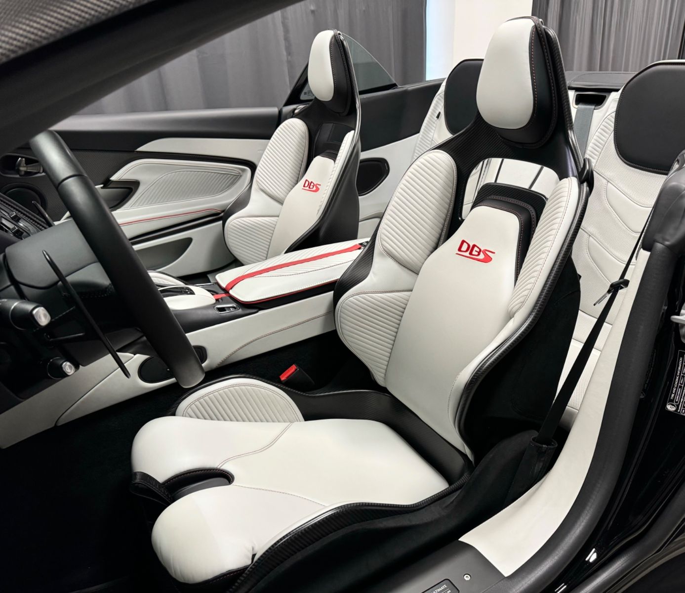 Fahrzeugabbildung Aston Martin DBS V12 770 ULTIMATE VOLANTE 1OF199 EXLUSIV NEW!