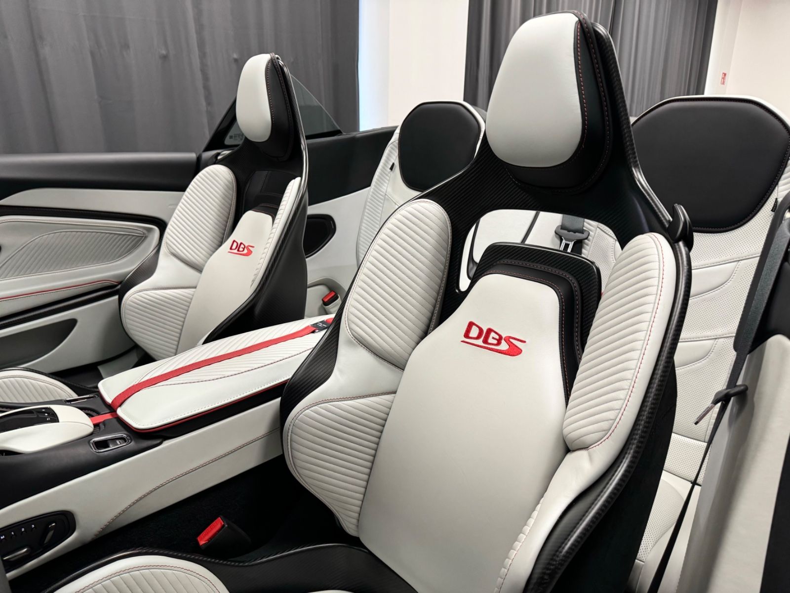 Fahrzeugabbildung Aston Martin DBS V12 770 ULTIMATE VOLANTE 1OF199 EXLUSIV NEW!