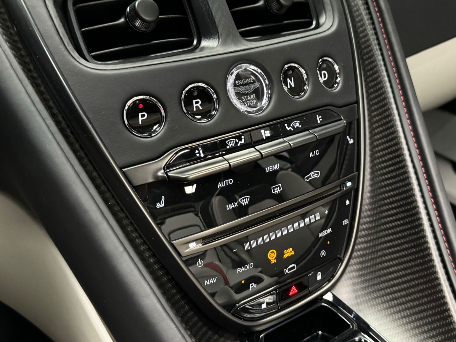 Fahrzeugabbildung Aston Martin DBS V12 770 ULTIMATE VOLANTE 1OF199 EXLUSIV NEW!