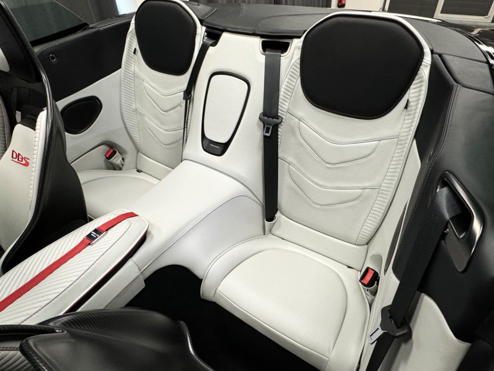 Fahrzeugabbildung Aston Martin DBS V12 770 ULTIMATE VOLANTE 1OF199 EXLUSIV NEW!