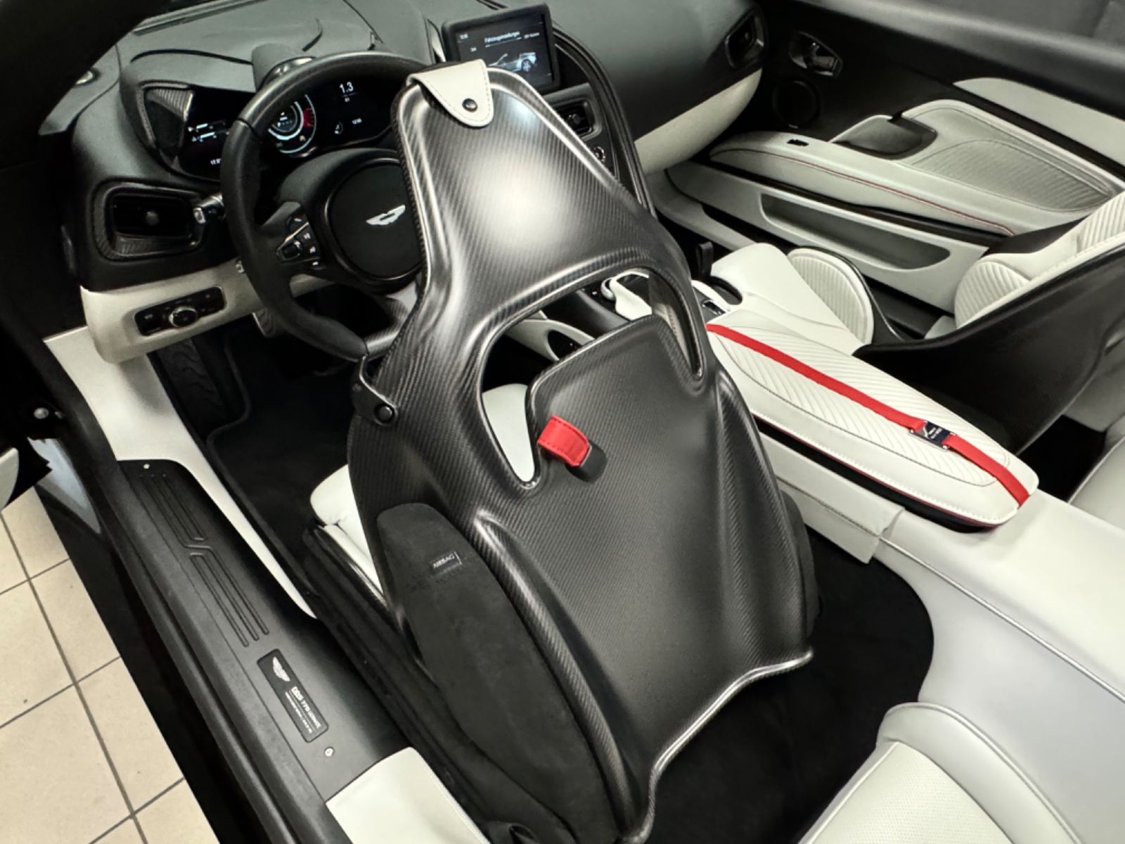 Fahrzeugabbildung Aston Martin DBS V12 770 ULTIMATE VOLANTE 1OF199 EXLUSIV NEW!