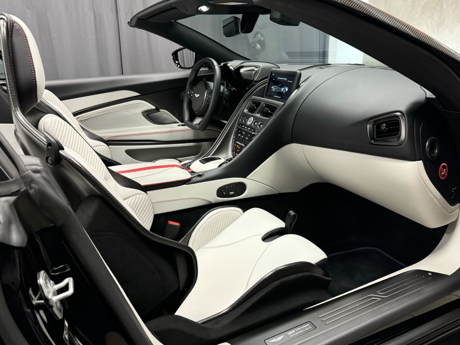 Fahrzeugabbildung Aston Martin DBS V12 770 ULTIMATE VOLANTE 1OF199 EXLUSIV NEW!