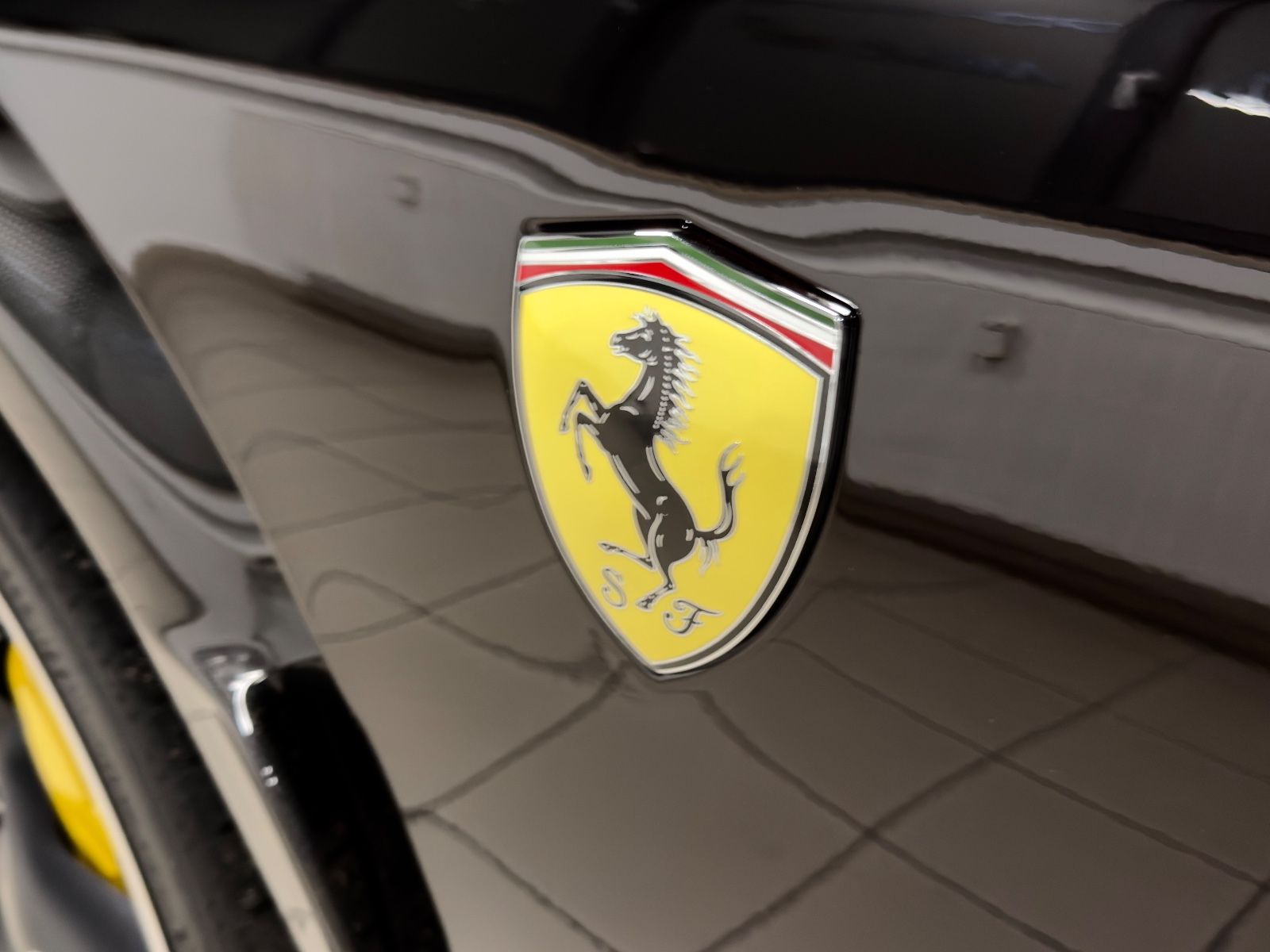 Fahrzeugabbildung Ferrari PUROSANGUE CARBON EXT&INT MASSAGE PANO MY26 FULL