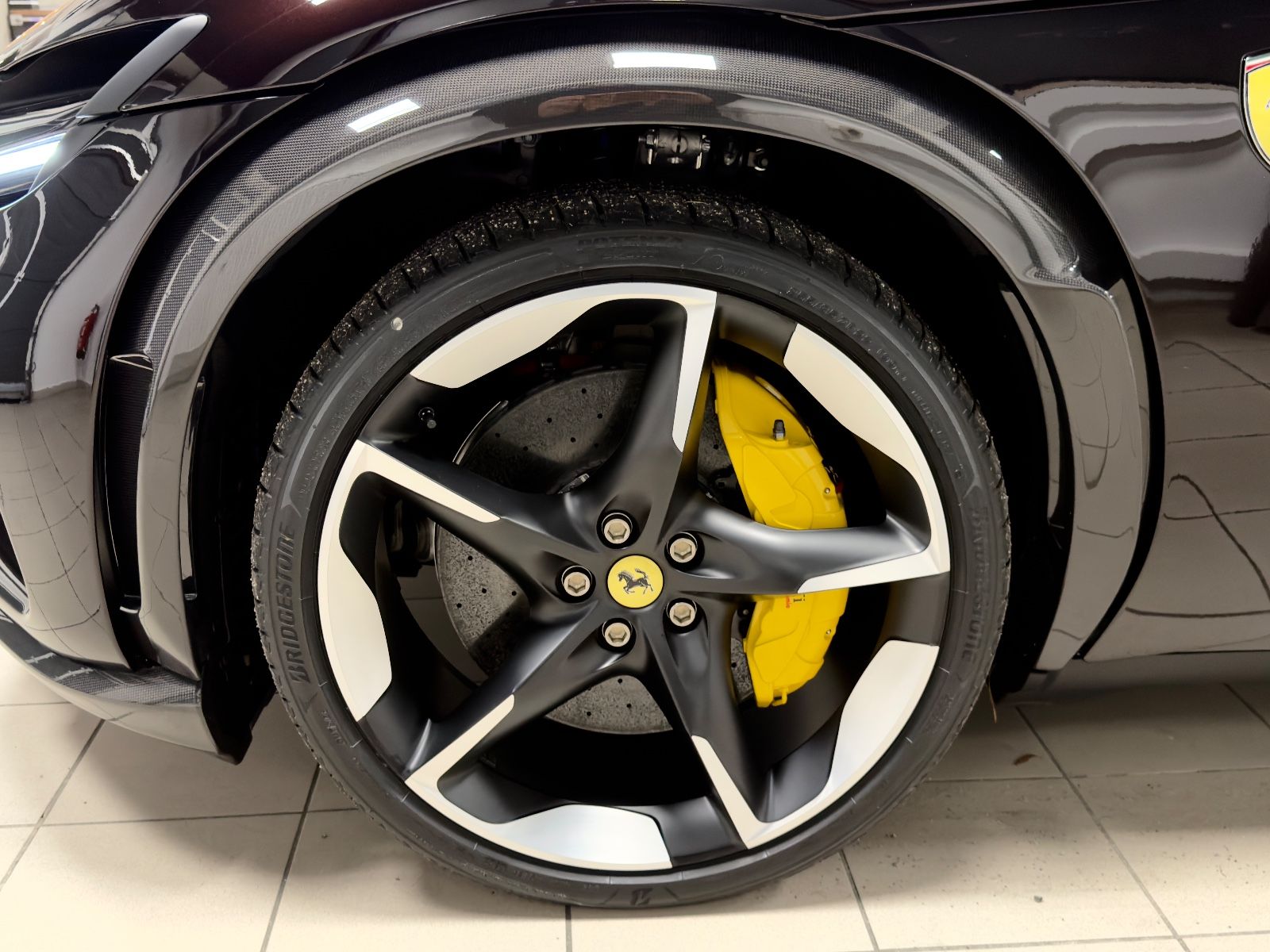 Fahrzeugabbildung Ferrari PUROSANGUE CARBON EXT&INT MASSAGE PANO MY26 FULL