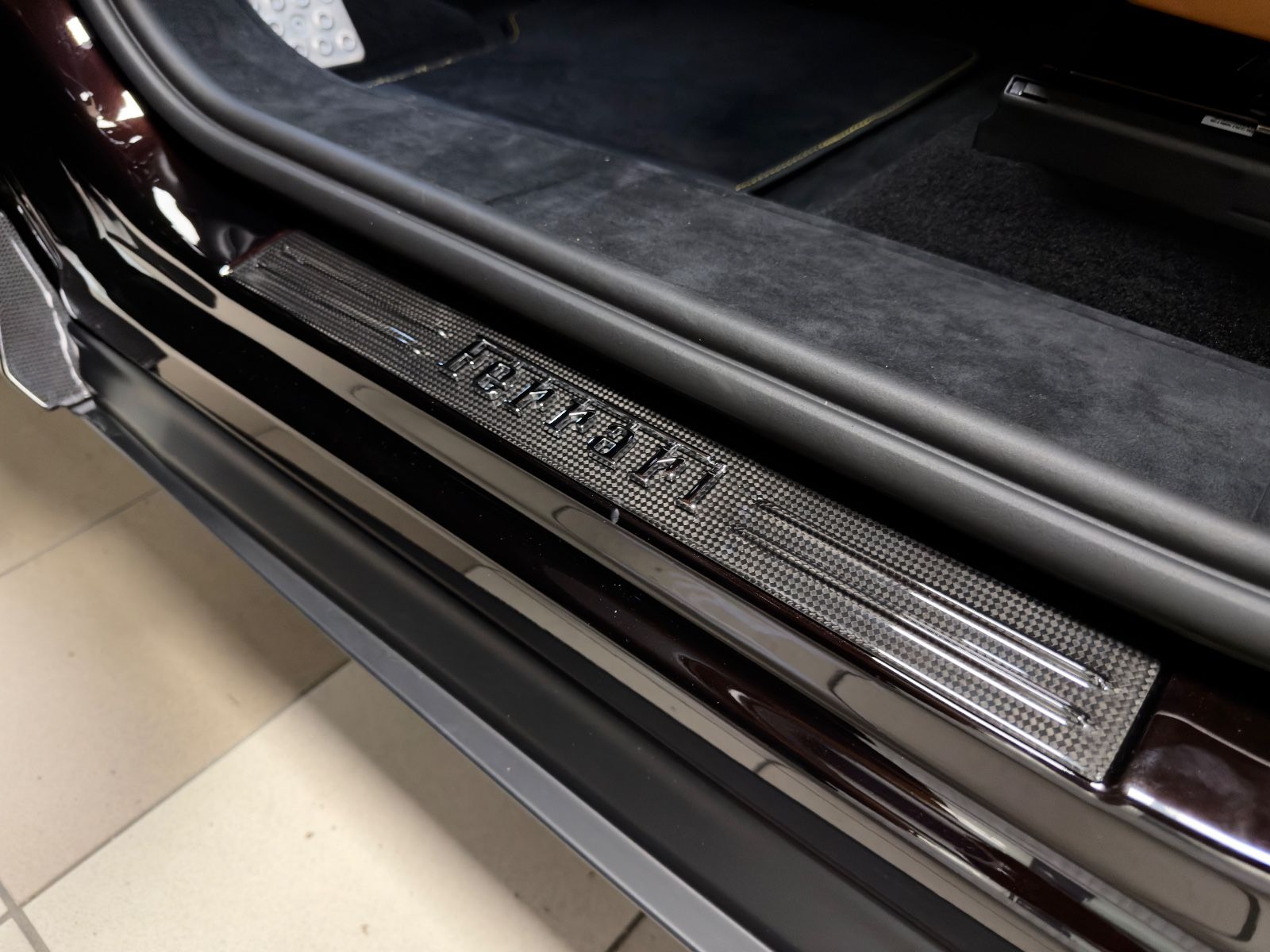 Fahrzeugabbildung Ferrari PUROSANGUE CARBON EXT&INT MASSAGE PANO MY26 FULL