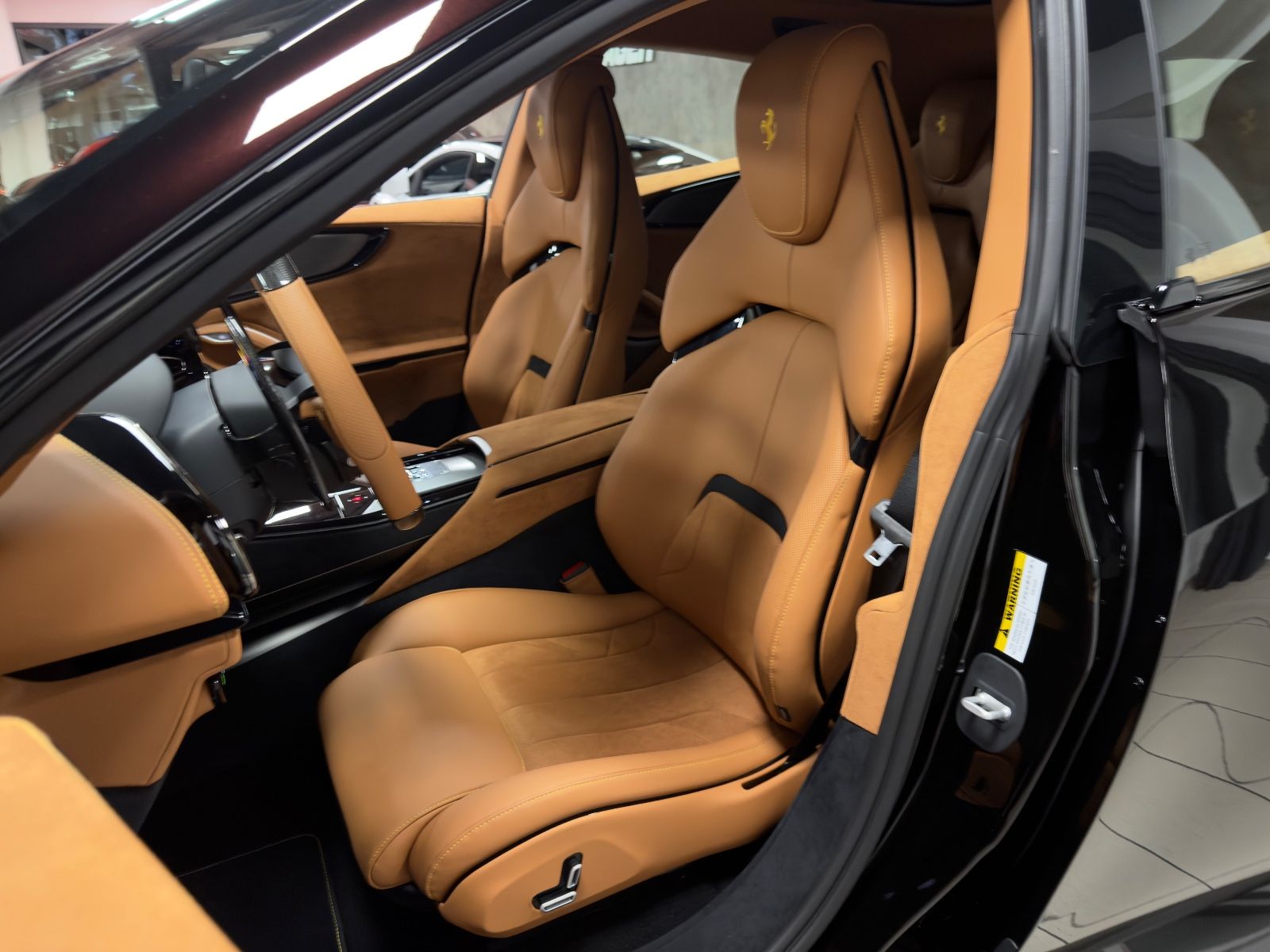 Fahrzeugabbildung Ferrari PUROSANGUE CARBON EXT&INT MASSAGE PANO MY26 FULL