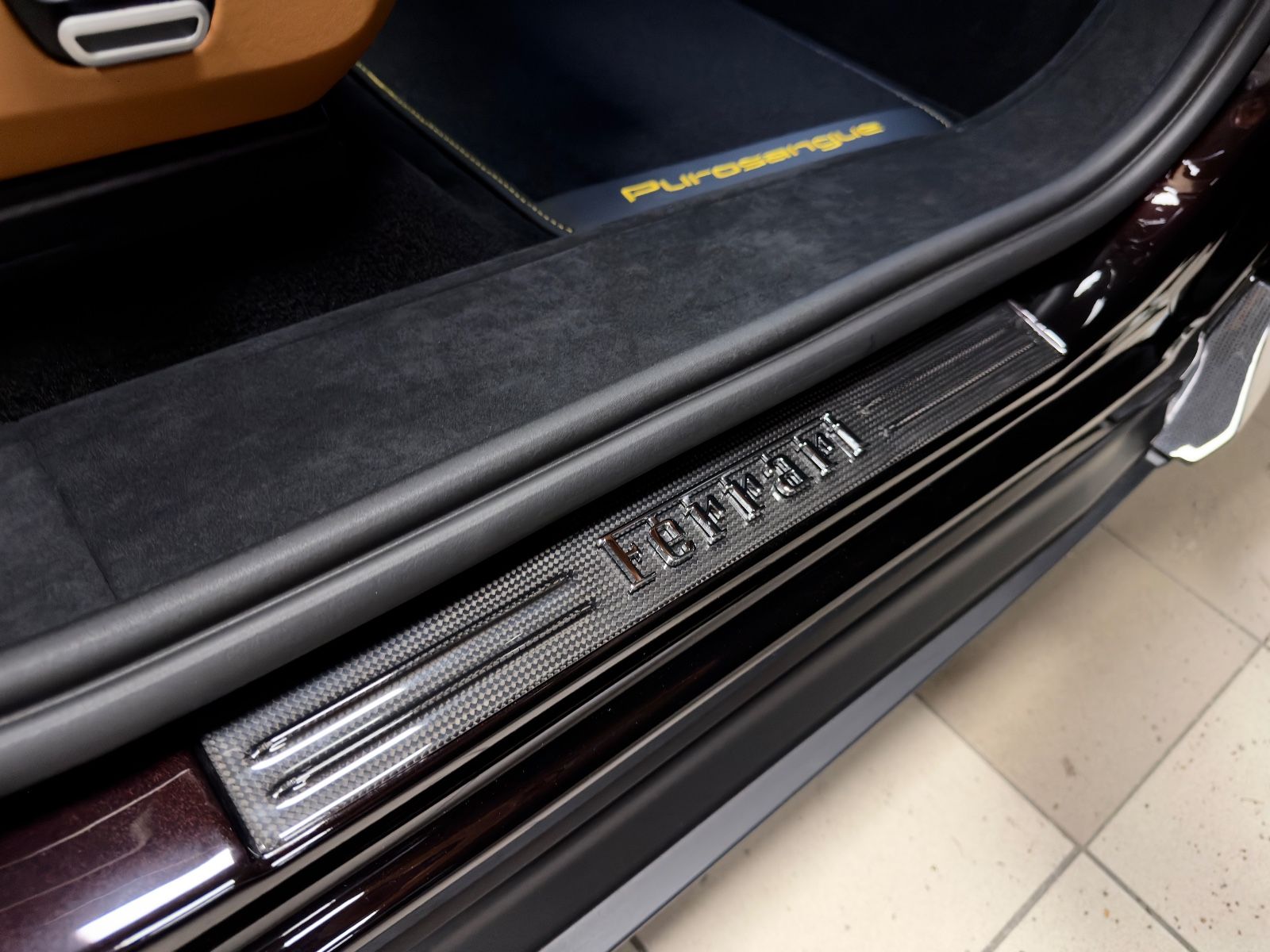 Fahrzeugabbildung Ferrari PUROSANGUE CARBON EXT&INT MASSAGE PANO MY26 FULL