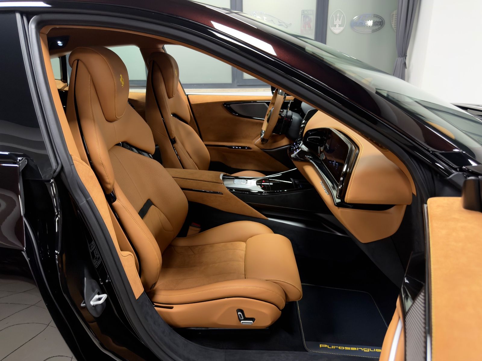 Fahrzeugabbildung Ferrari PUROSANGUE CARBON EXT&INT MASSAGE PANO MY26 FULL