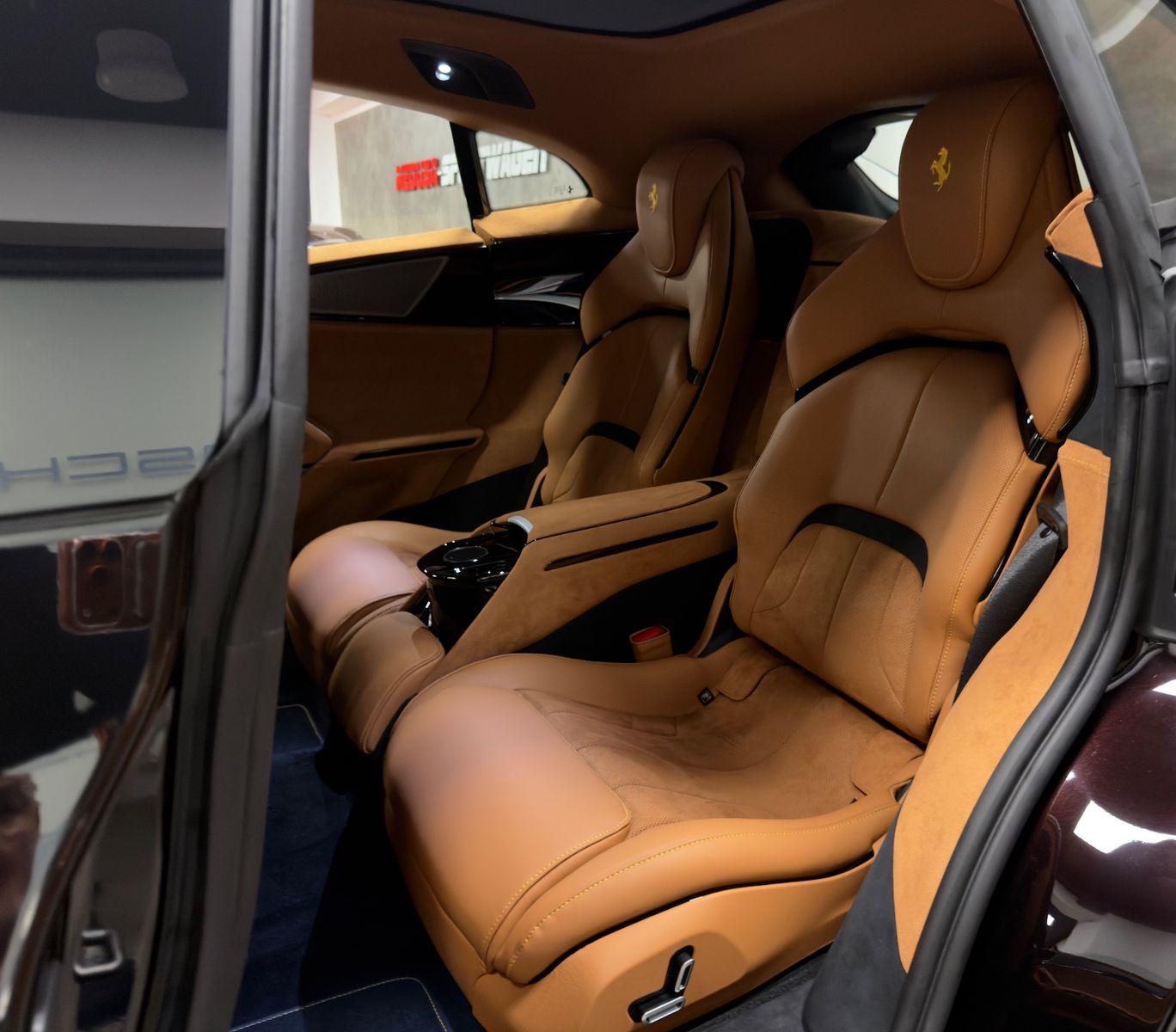 Fahrzeugabbildung Ferrari PUROSANGUE CARBON EXT&INT MASSAGE PANO MY26 FULL