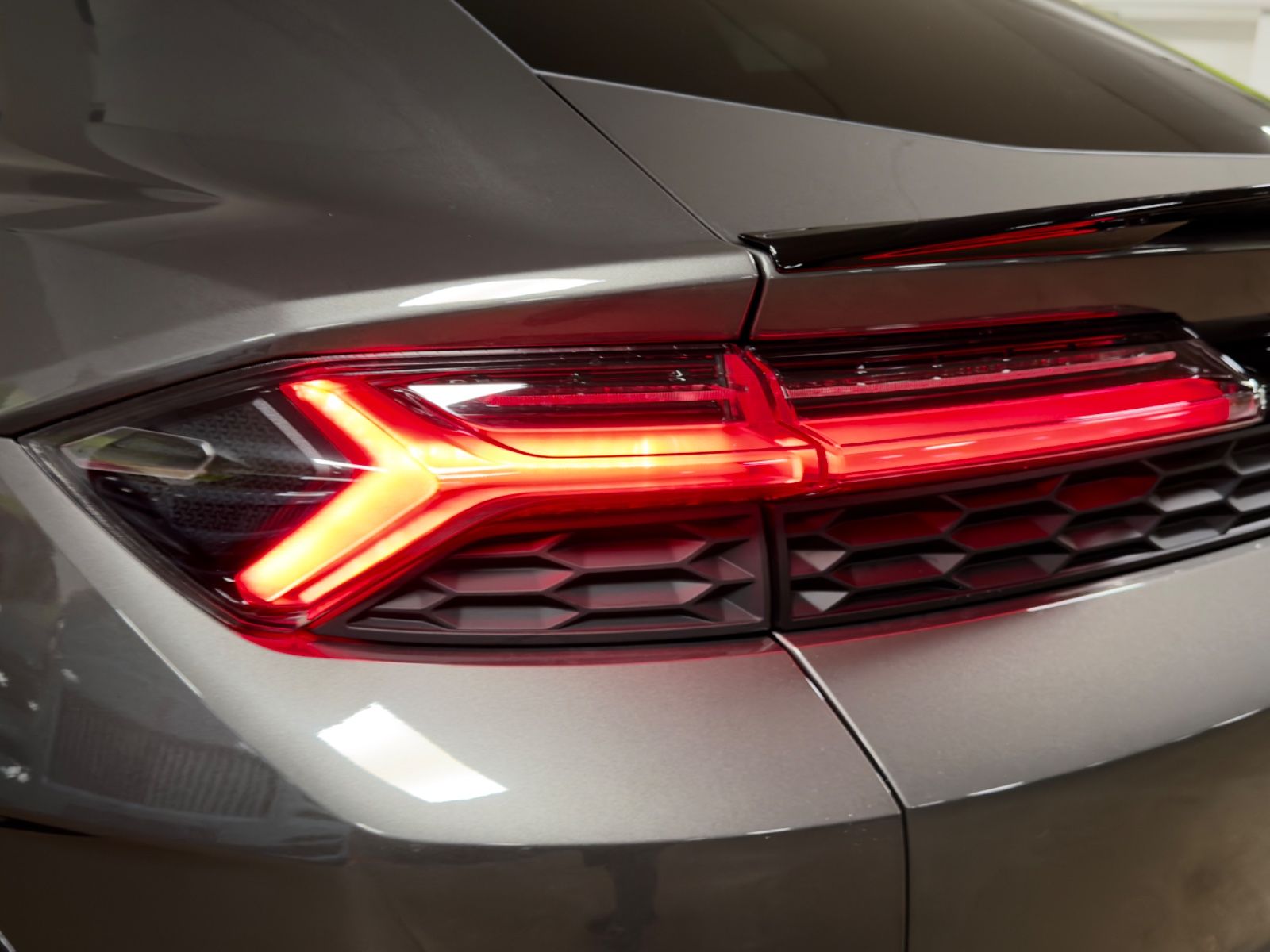 Fahrzeugabbildung Lamborghini URUS SE MASSAGE HEADUP B&O PANO STYLEPACK FULL