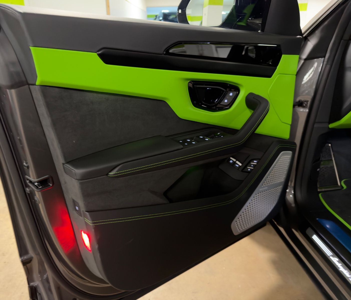 Fahrzeugabbildung Lamborghini URUS SE MASSAGE HEADUP B&O PANO STYLEPACK FULL