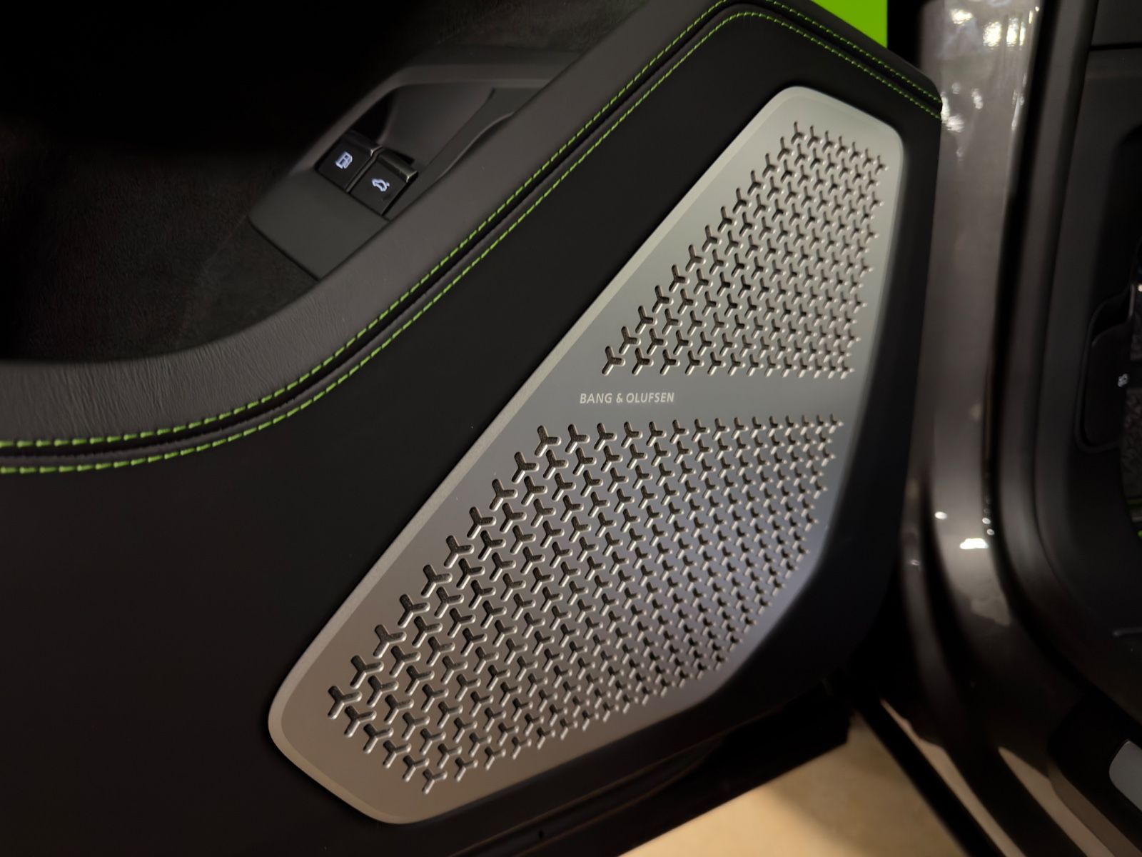 Fahrzeugabbildung Lamborghini URUS SE MASSAGE HEADUP B&O PANO STYLEPACK FULL