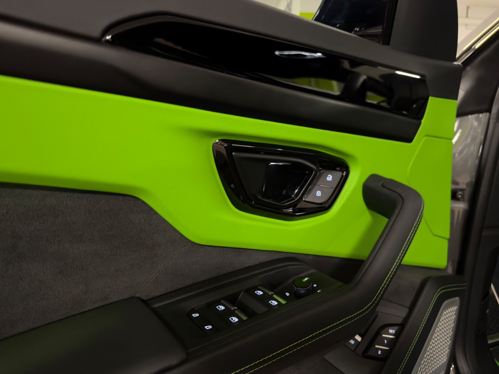 Fahrzeugabbildung Lamborghini URUS SE MASSAGE HEADUP B&O PANO STYLEPACK FULL