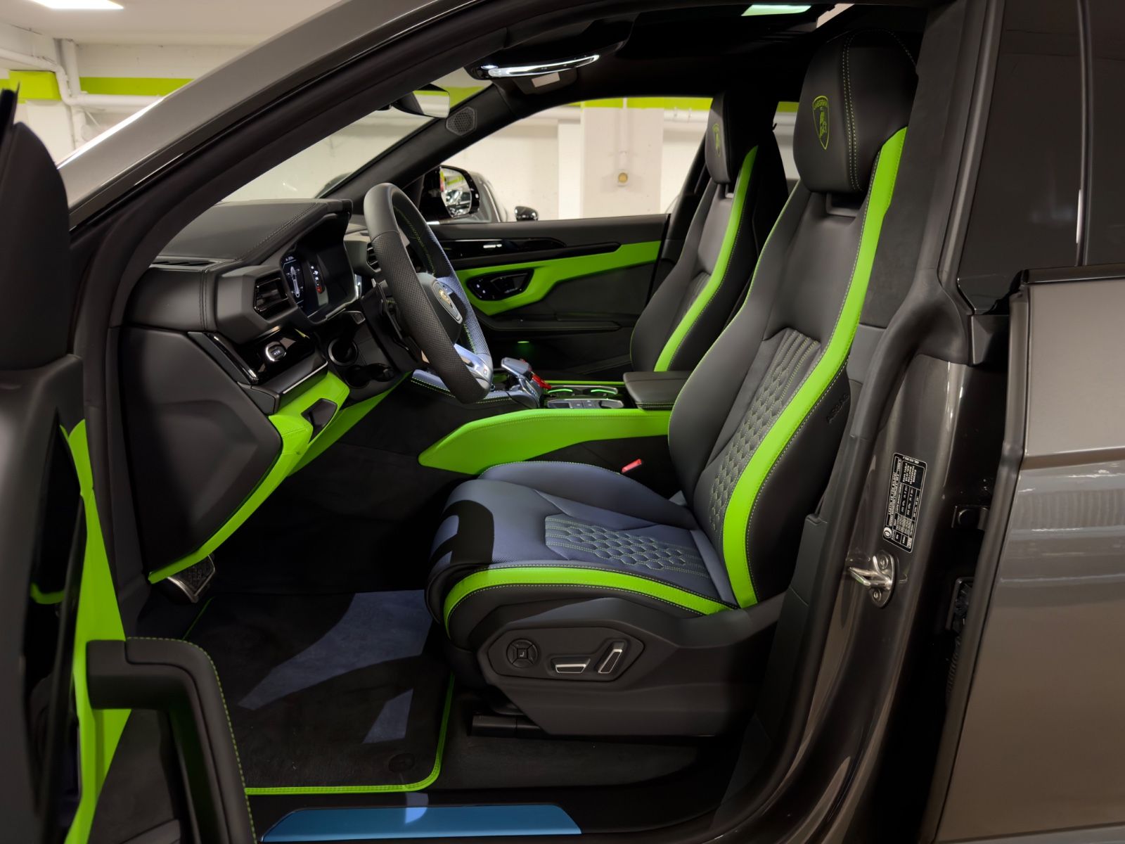 Fahrzeugabbildung Lamborghini URUS SE MASSAGE HEADUP B&O PANO STYLEPACK FULL