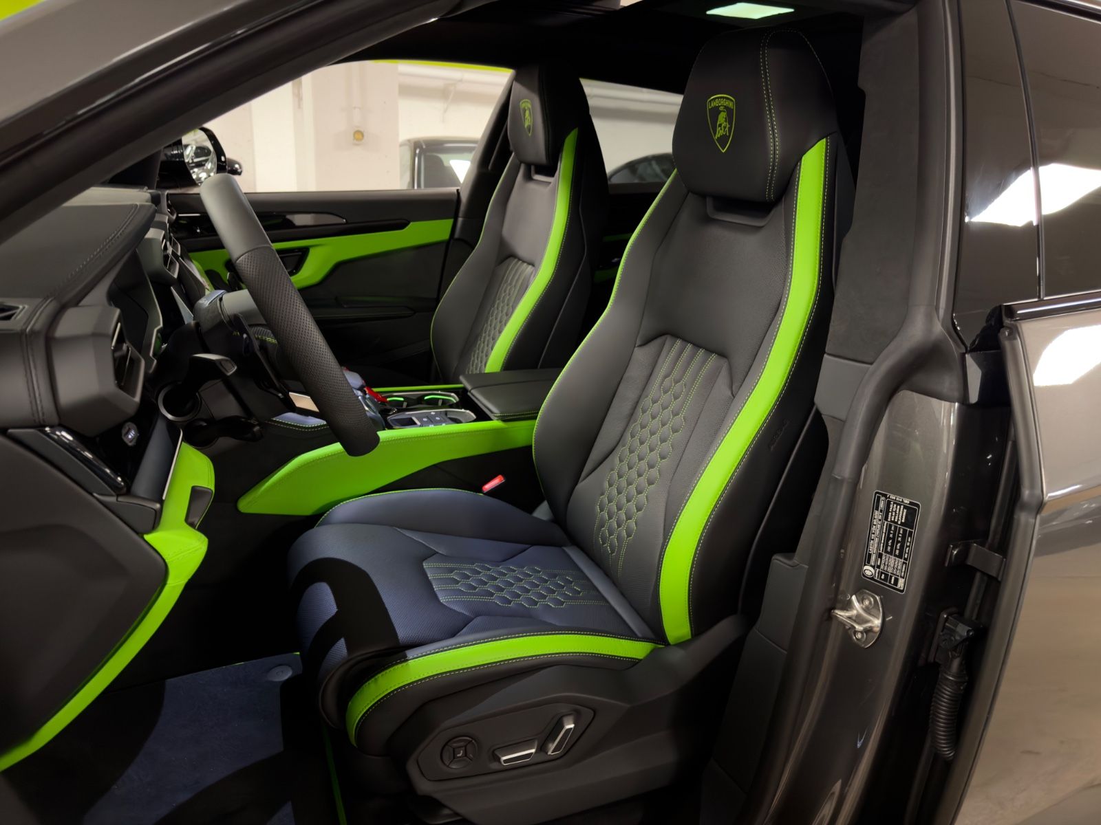 Fahrzeugabbildung Lamborghini URUS SE MASSAGE HEADUP B&O PANO STYLEPACK FULL