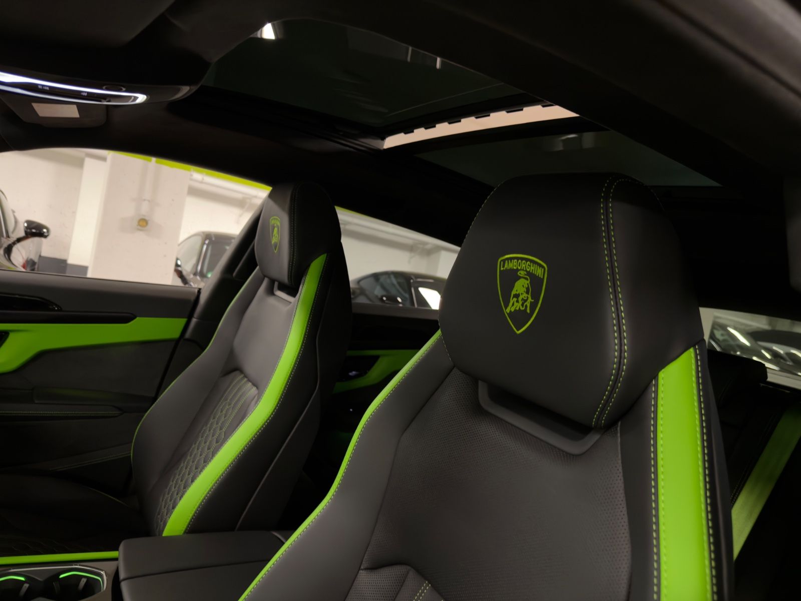 Fahrzeugabbildung Lamborghini URUS SE MASSAGE HEADUP B&O PANO STYLEPACK FULL