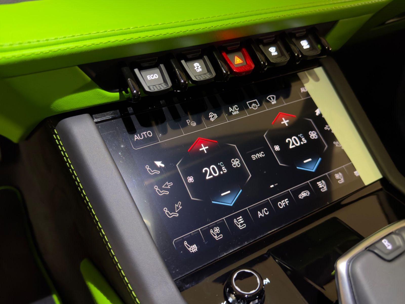 Fahrzeugabbildung Lamborghini URUS SE MASSAGE HEADUP B&O PANO STYLEPACK FULL