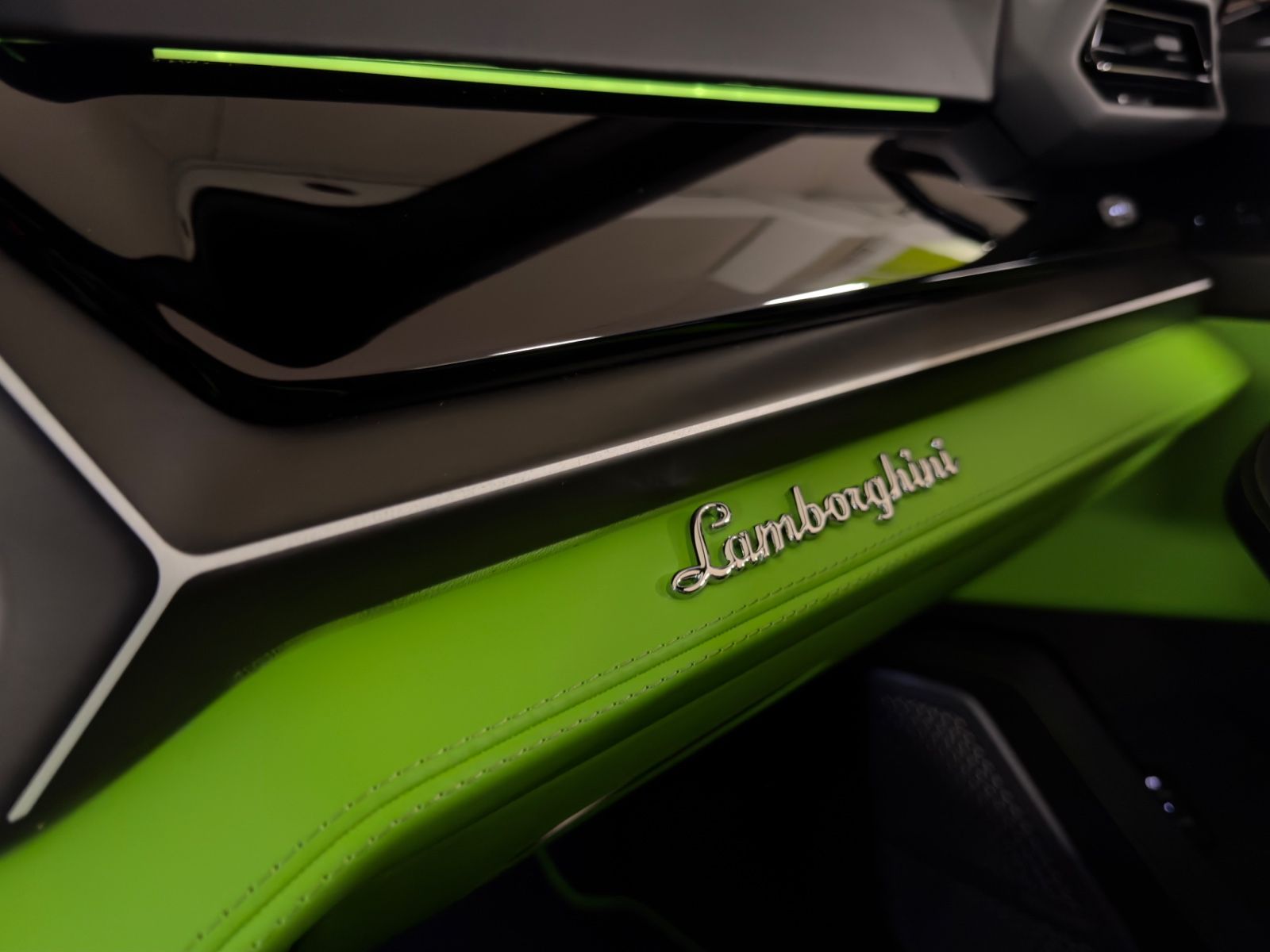 Fahrzeugabbildung Lamborghini URUS SE MASSAGE HEADUP B&O PANO STYLEPACK FULL