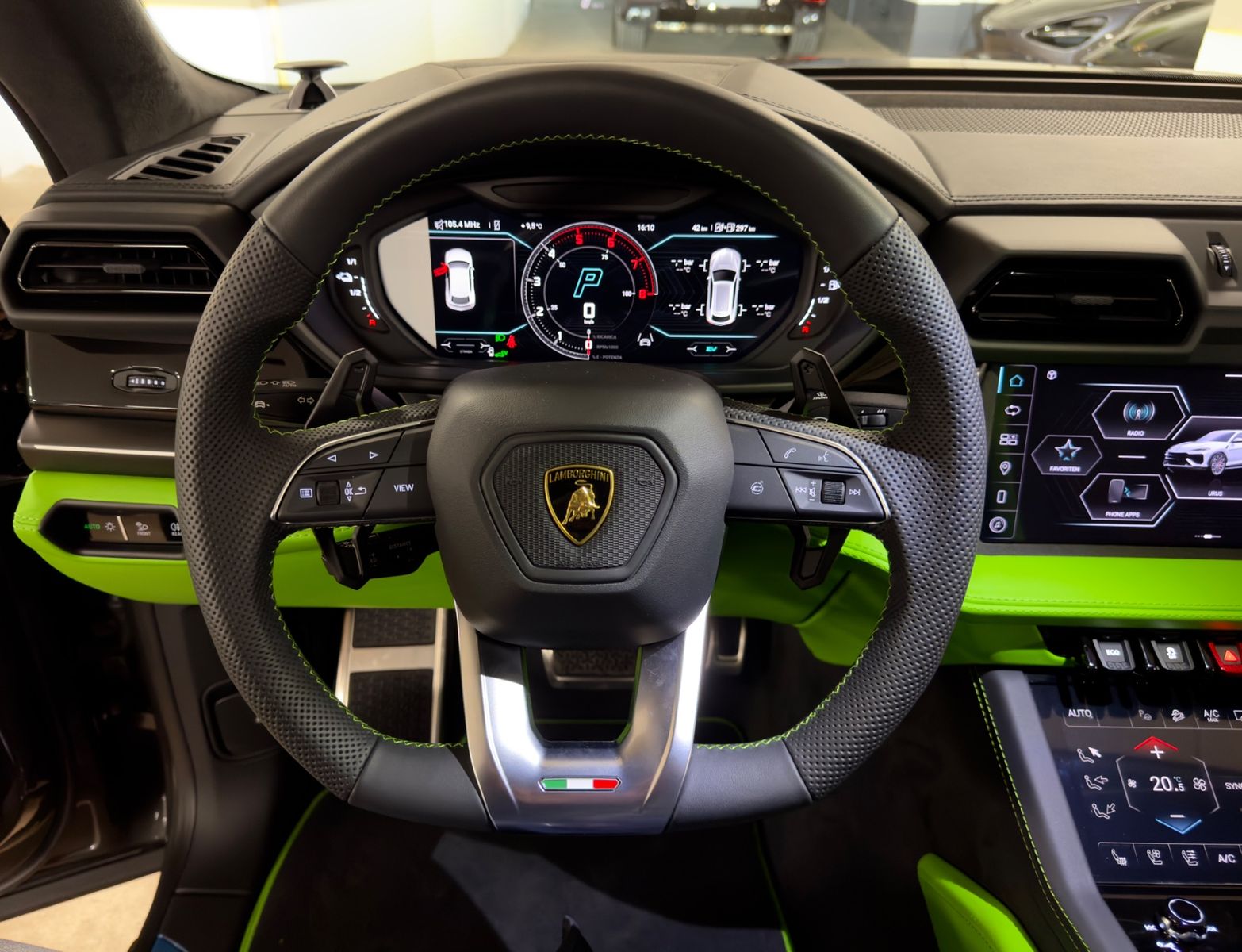 Fahrzeugabbildung Lamborghini URUS SE MASSAGE HEADUP B&O PANO STYLEPACK FULL