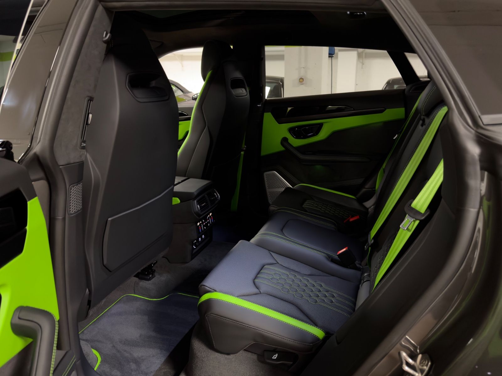 Fahrzeugabbildung Lamborghini URUS SE MASSAGE HEADUP B&O PANO STYLEPACK FULL