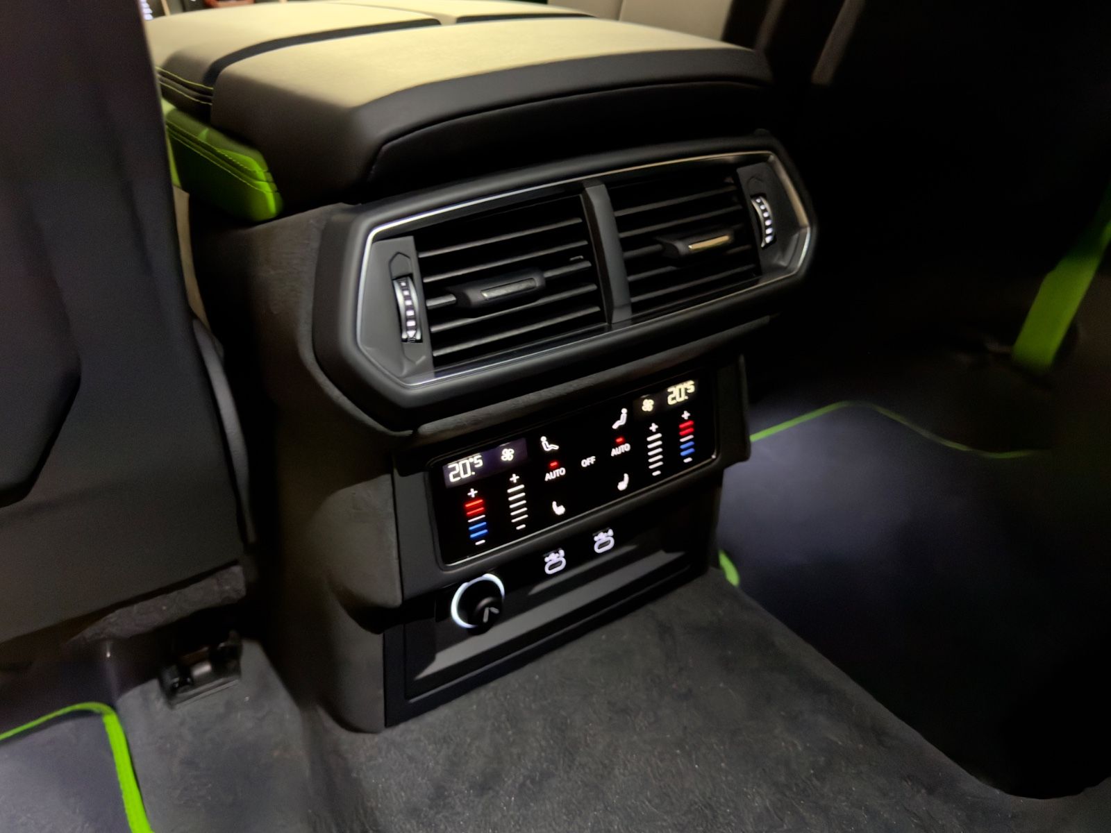 Fahrzeugabbildung Lamborghini URUS SE MASSAGE HEADUP B&O PANO STYLEPACK FULL