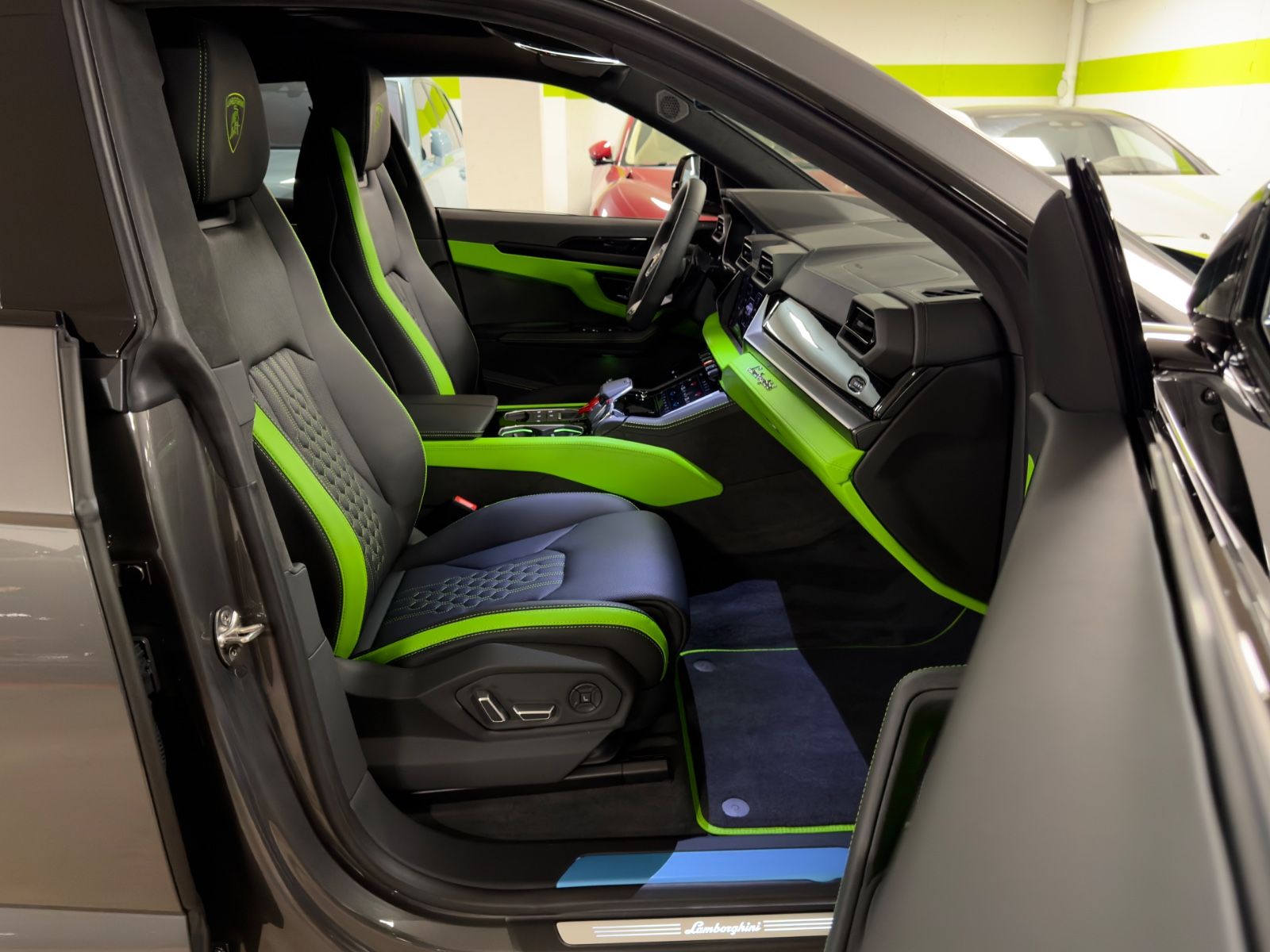 Fahrzeugabbildung Lamborghini URUS SE MASSAGE HEADUP B&O PANO STYLEPACK FULL