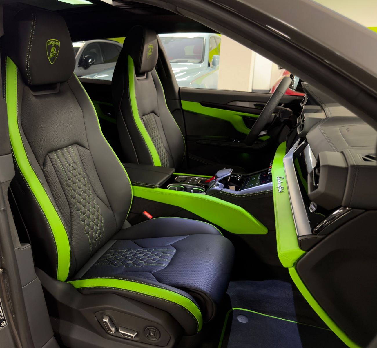 Fahrzeugabbildung Lamborghini URUS SE MASSAGE HEADUP B&O PANO STYLEPACK FULL