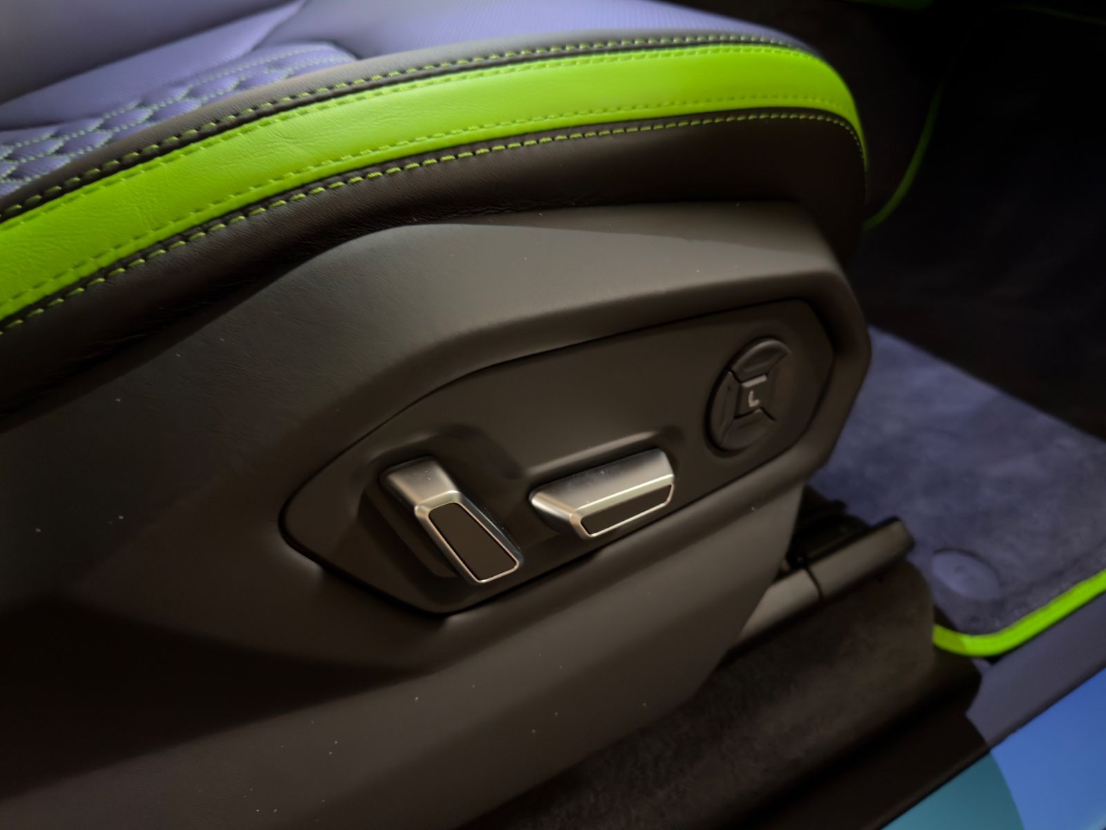 Fahrzeugabbildung Lamborghini URUS SE MASSAGE HEADUP B&O PANO STYLEPACK FULL